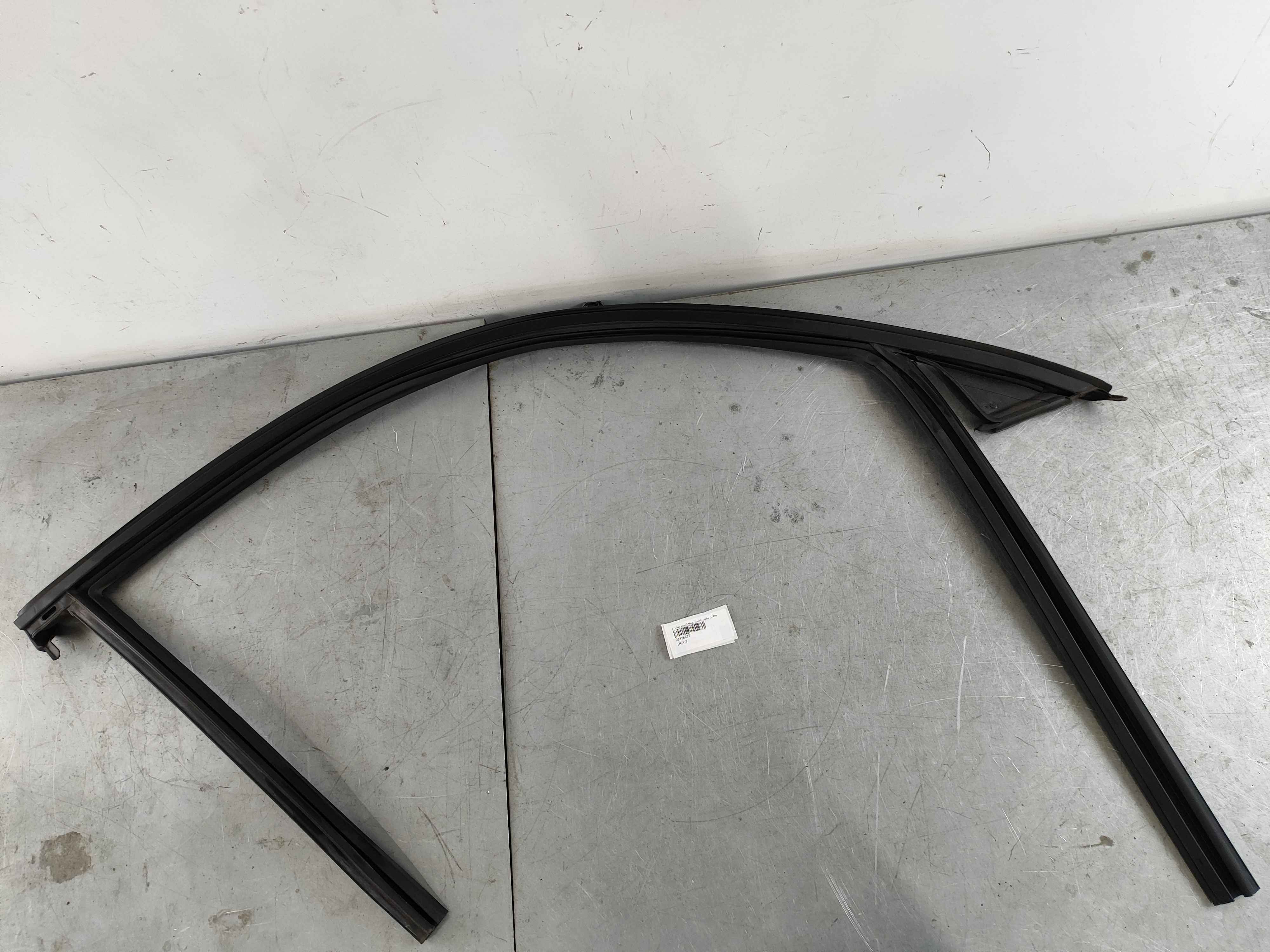 Guide moulding, front, right (C40)