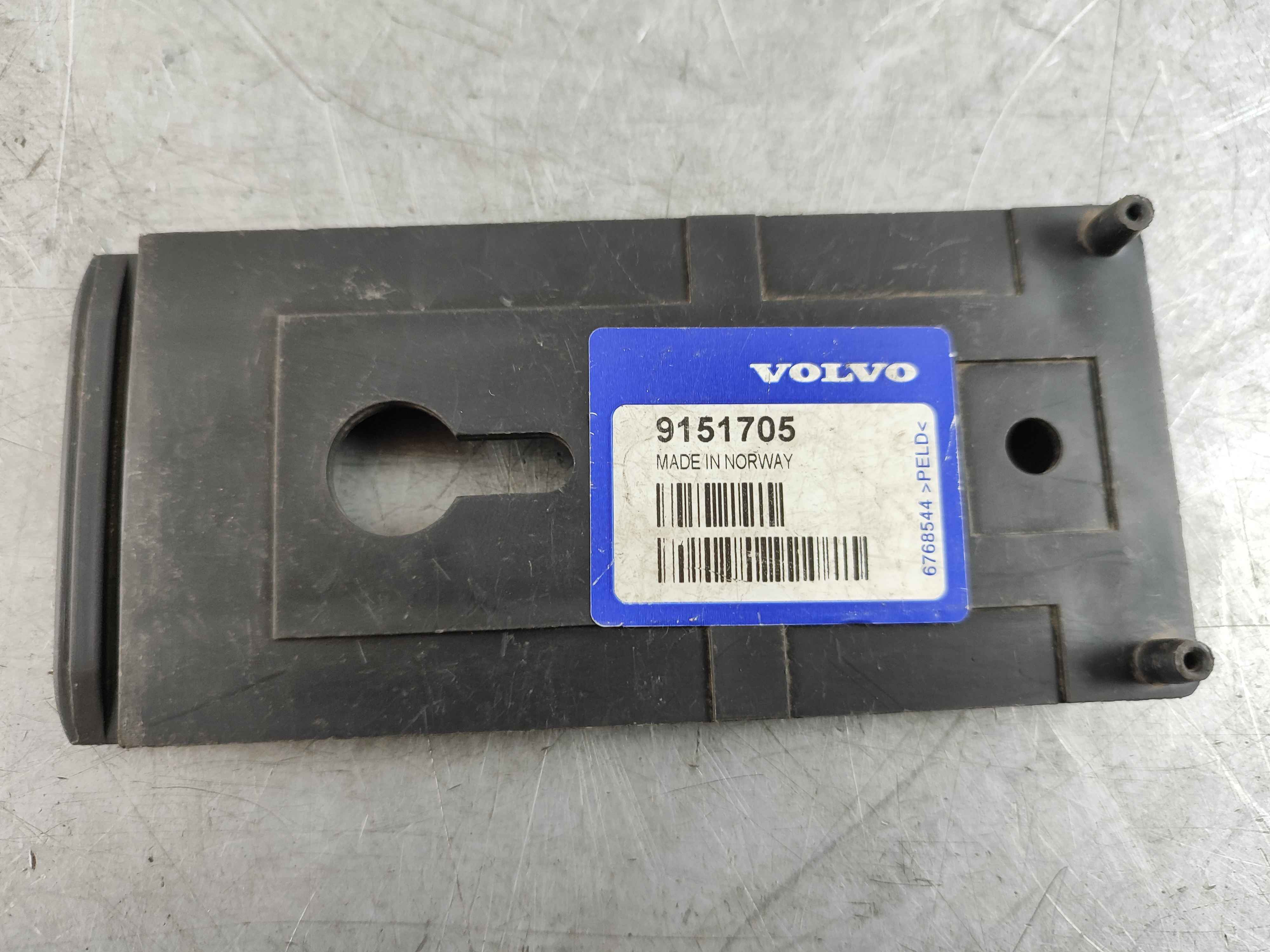 Cover, column D, left BMW