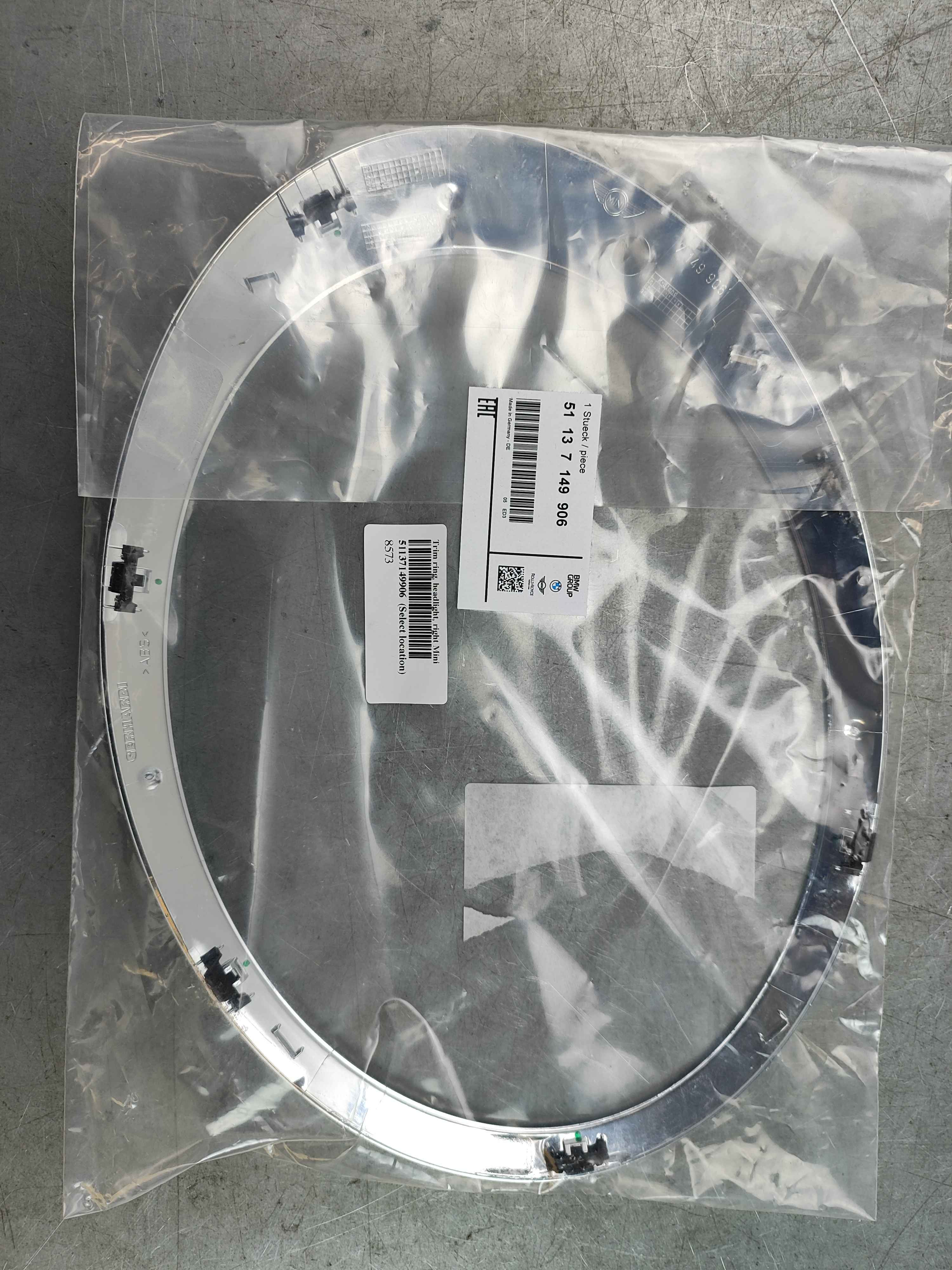 Trim ring, headlight, right Mini