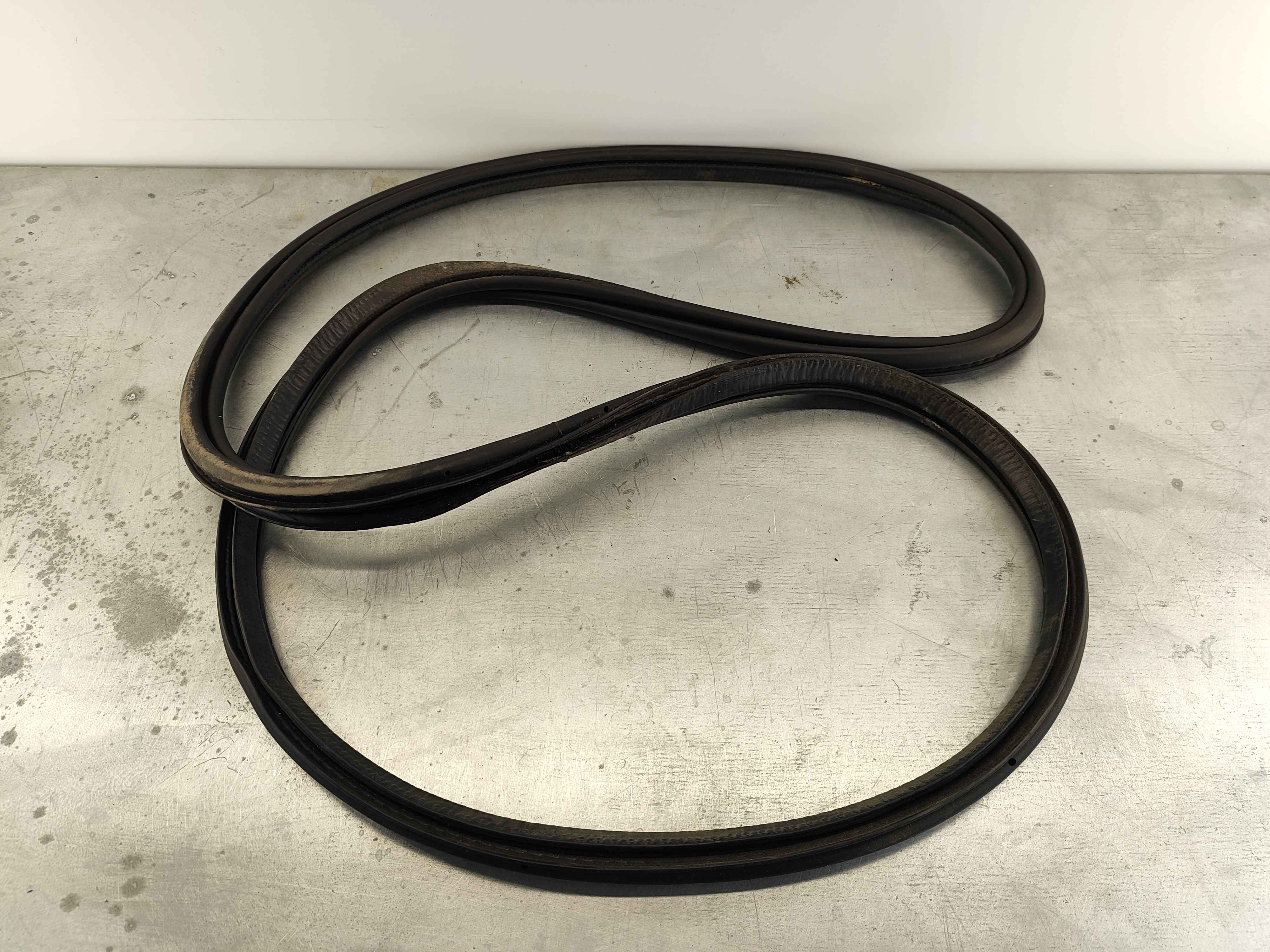 Sealing moulding car body Variant code: XE0D CH 423567- rear