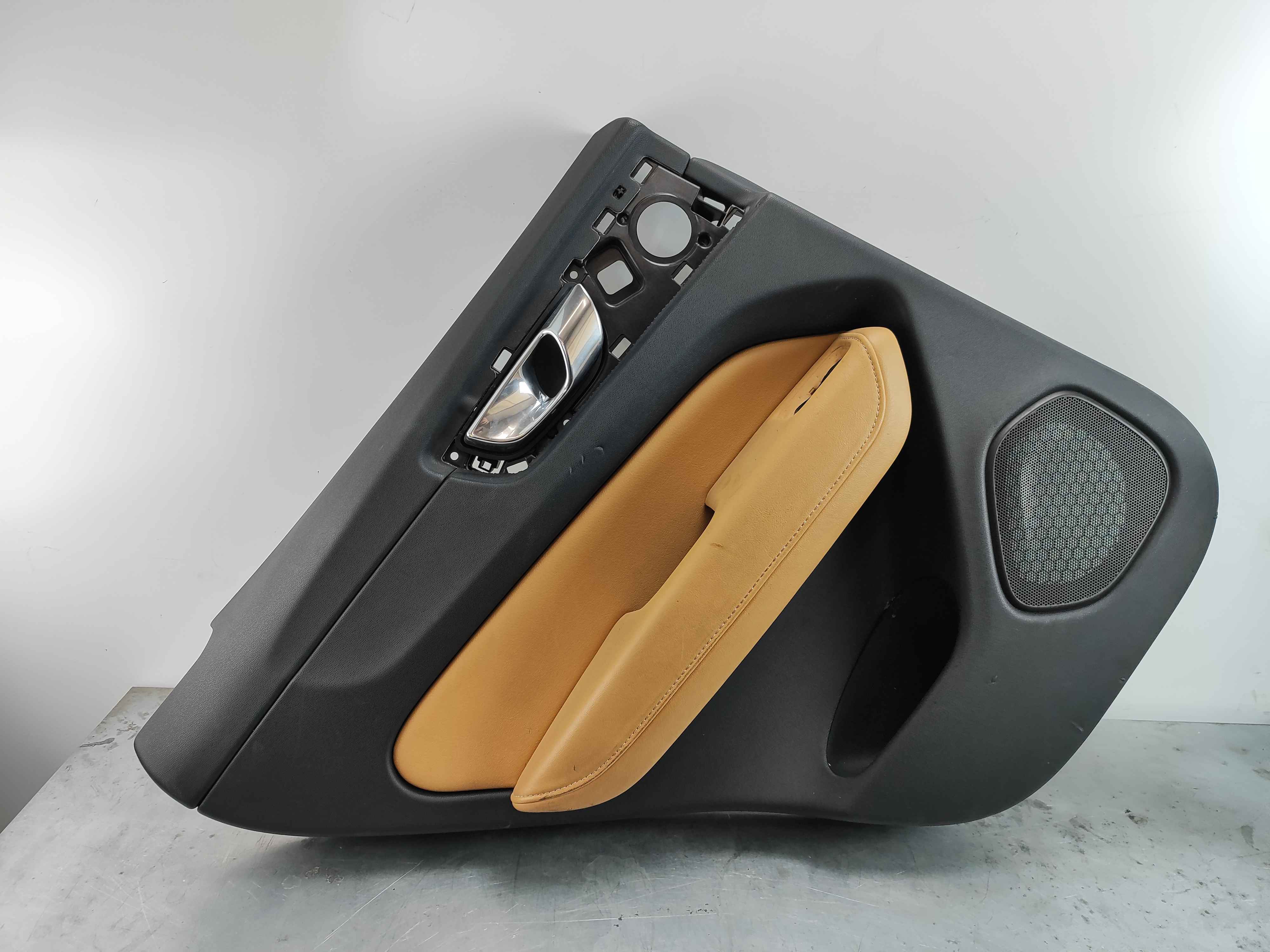 Door panel Interior code: RC20. left