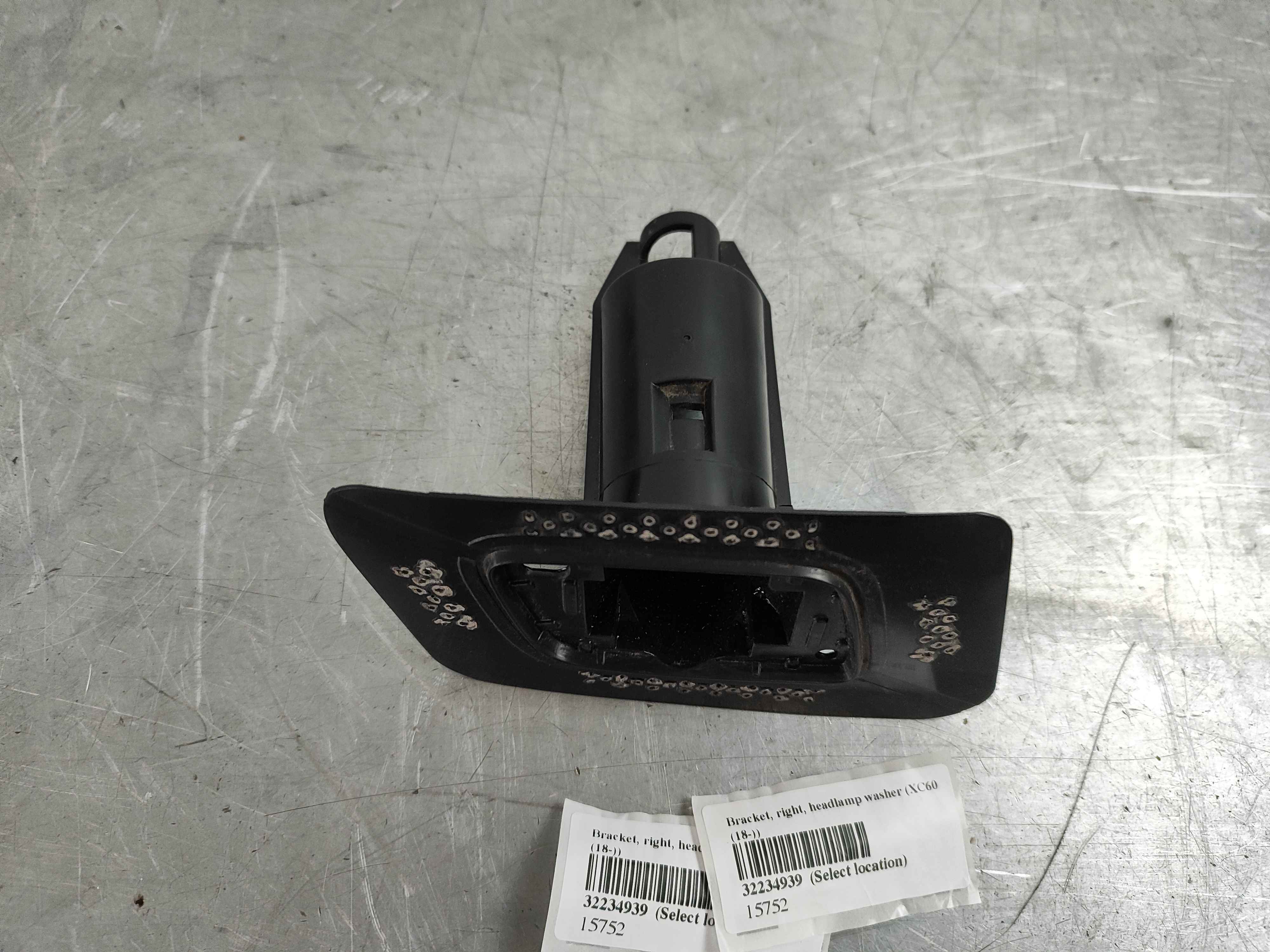 Bracket, right, headlamp washer (XC60 (18-))