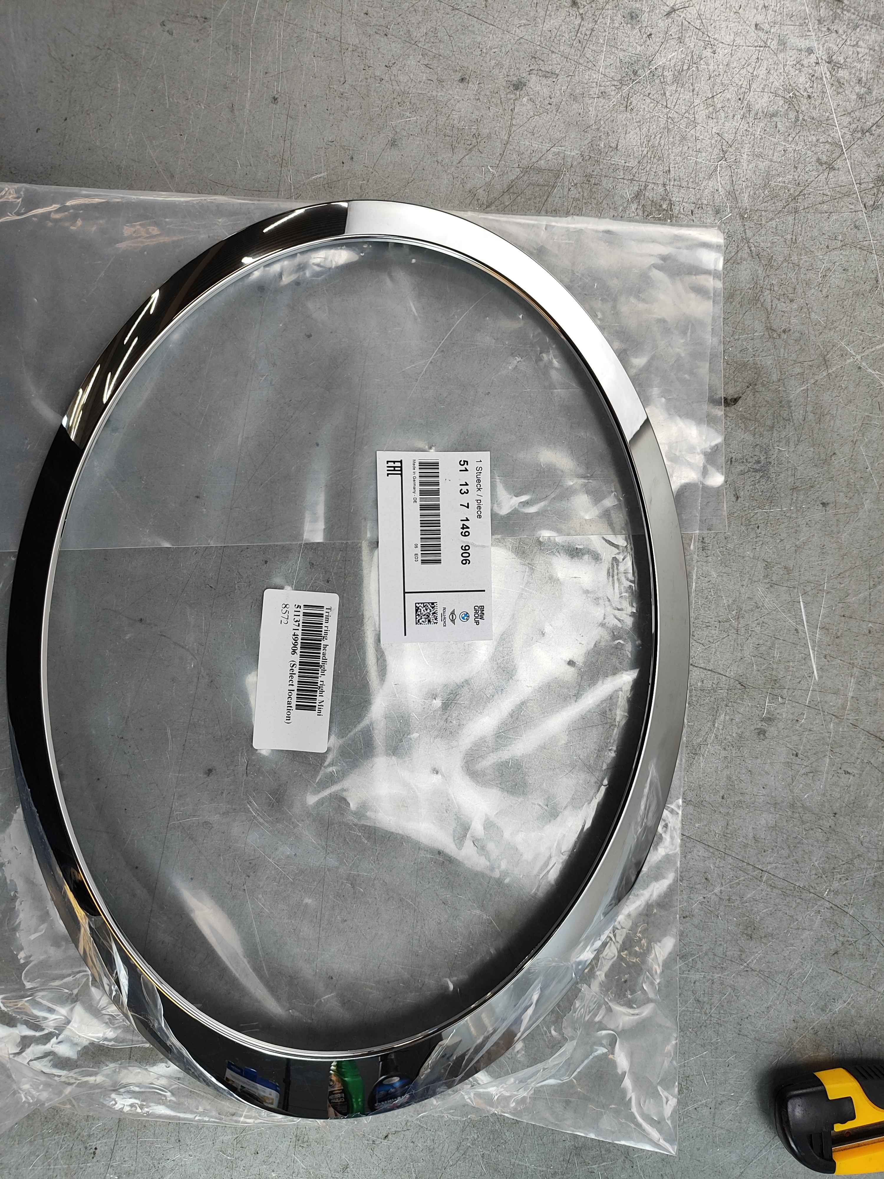 Trim ring, headlight, right Mini