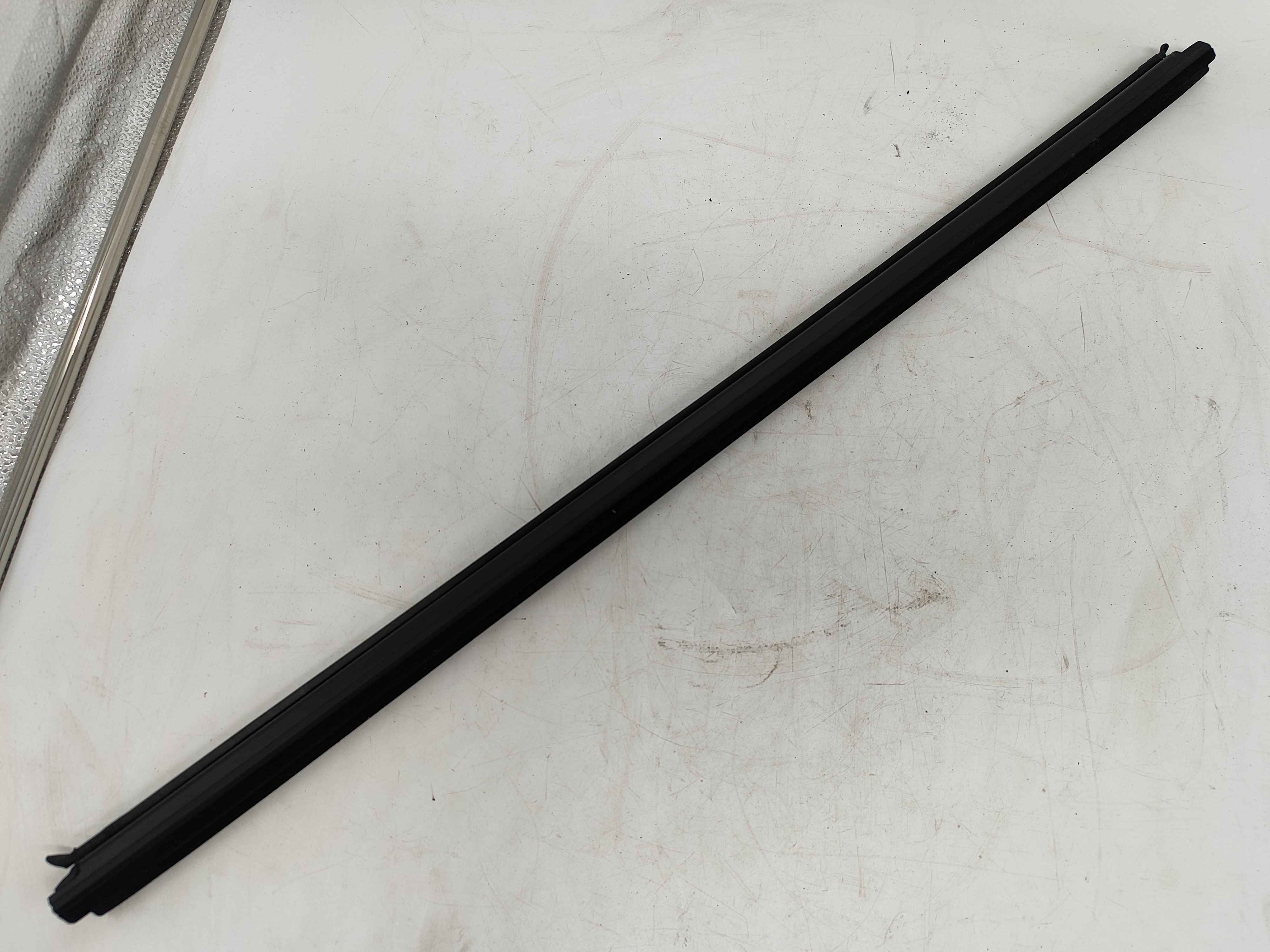 Weatherstrip, inner front, right (XC60 (18-))