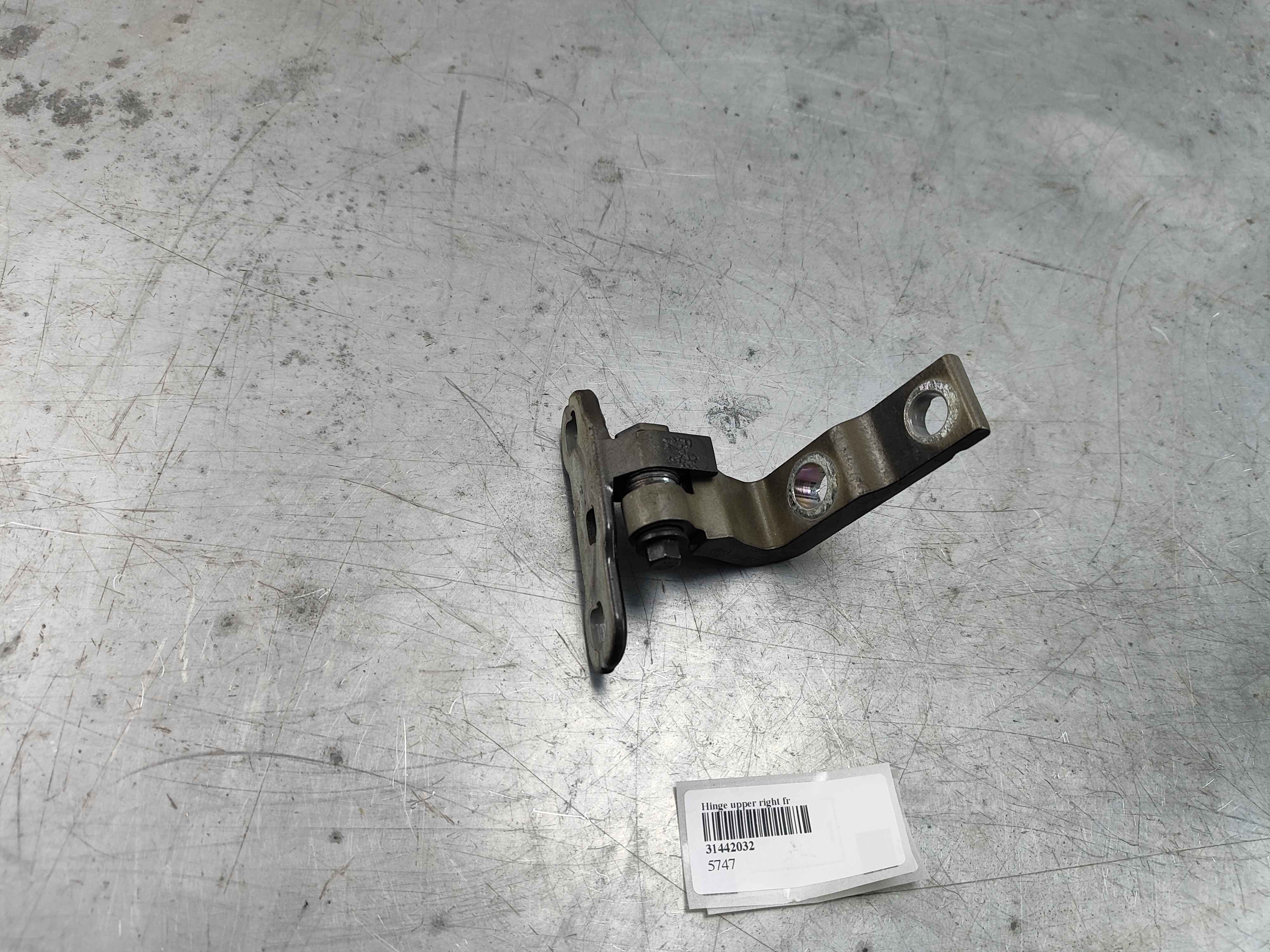 Hinge upper right front