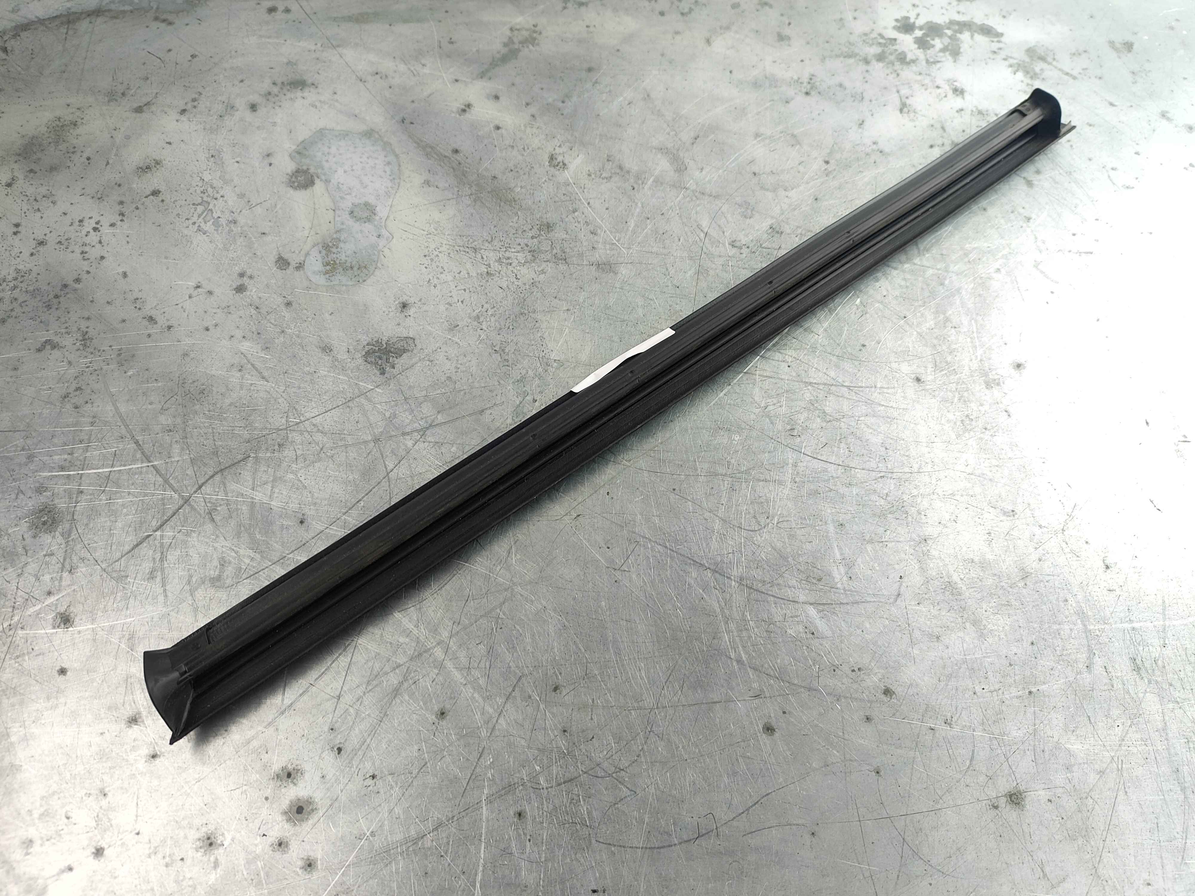 Weatherstrip inner rear Variant code: XE0D right