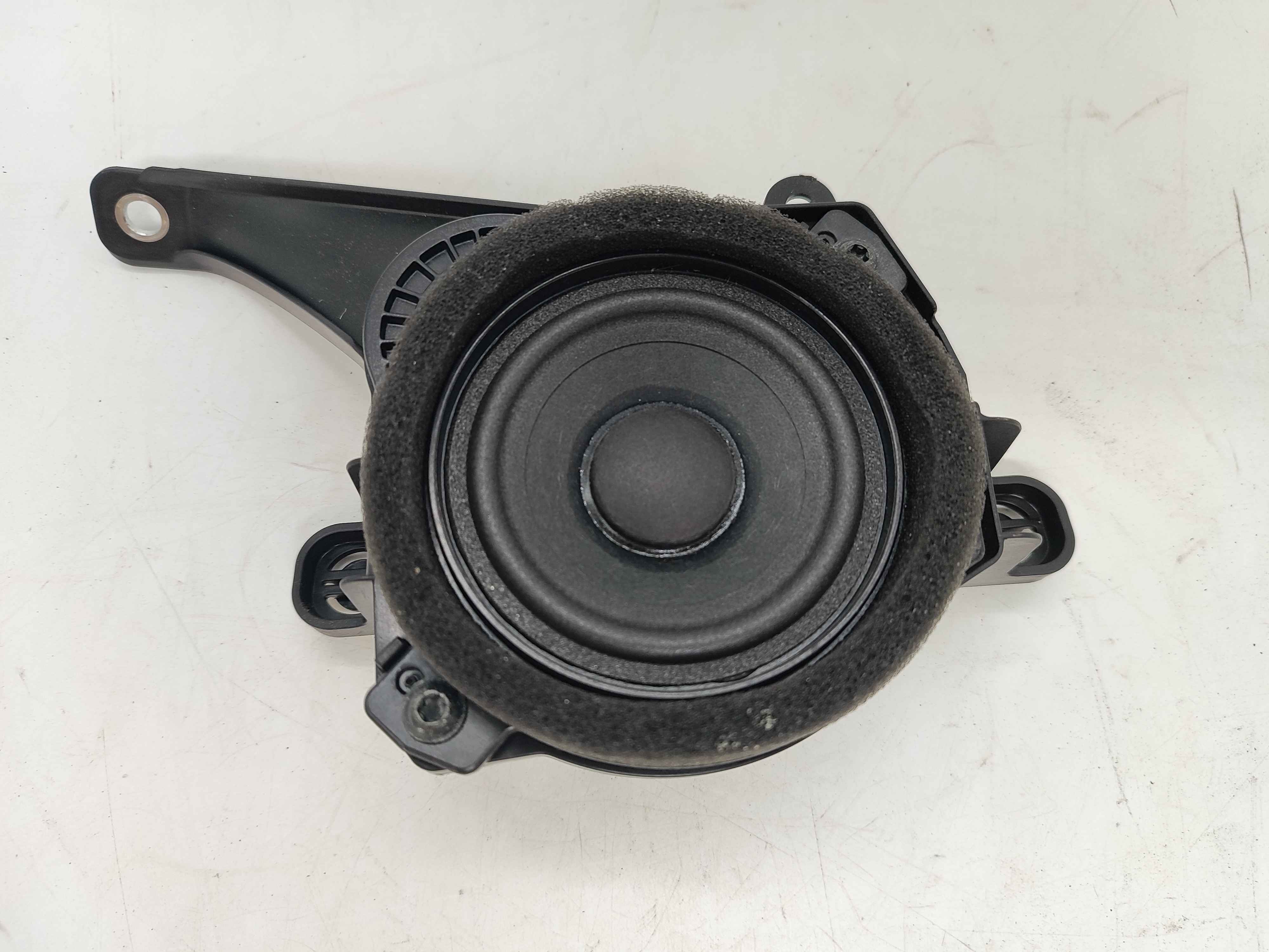 Loudspeaker, parcel shelf