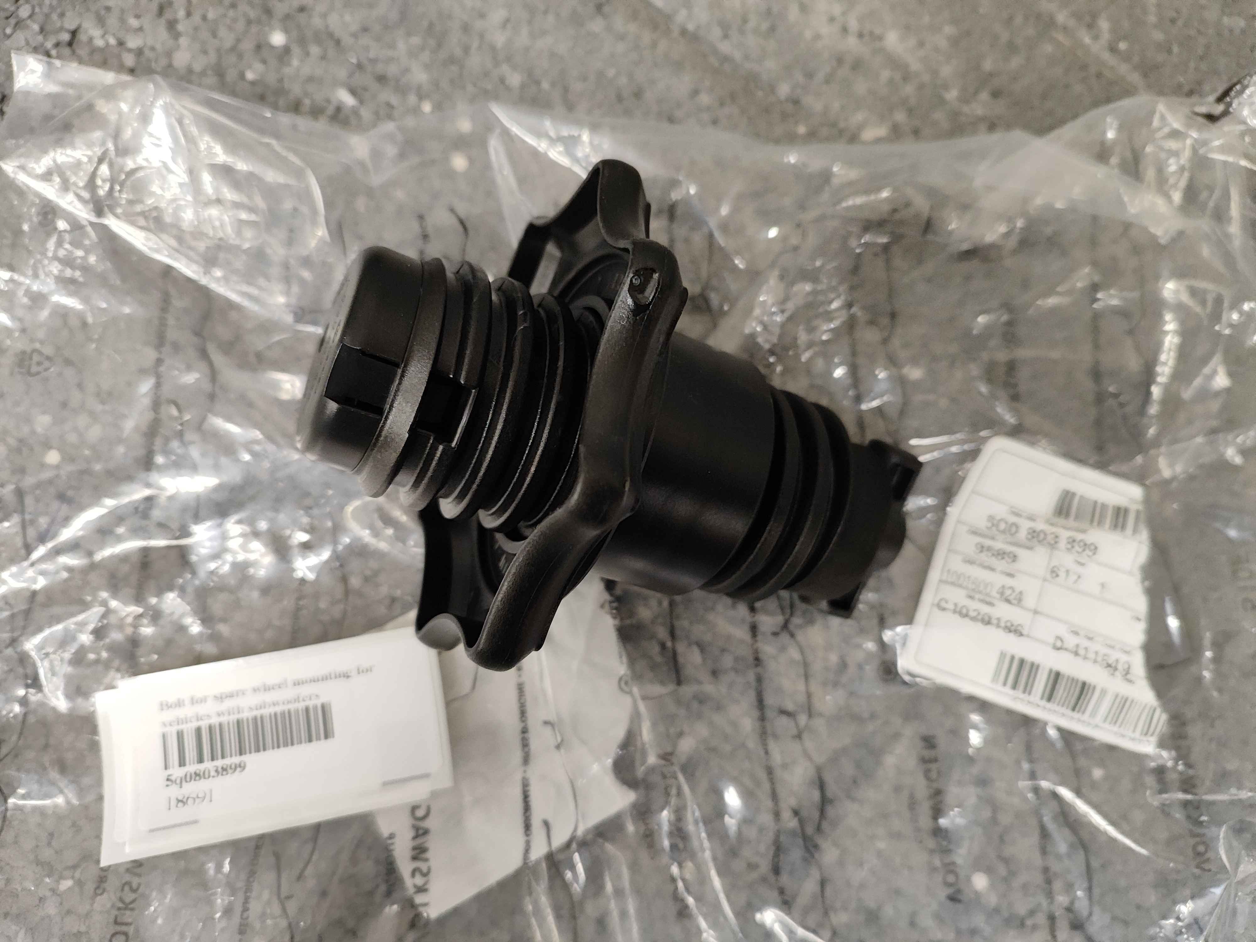 Bolt for spare wheel mounting for vehicles with subwoofers