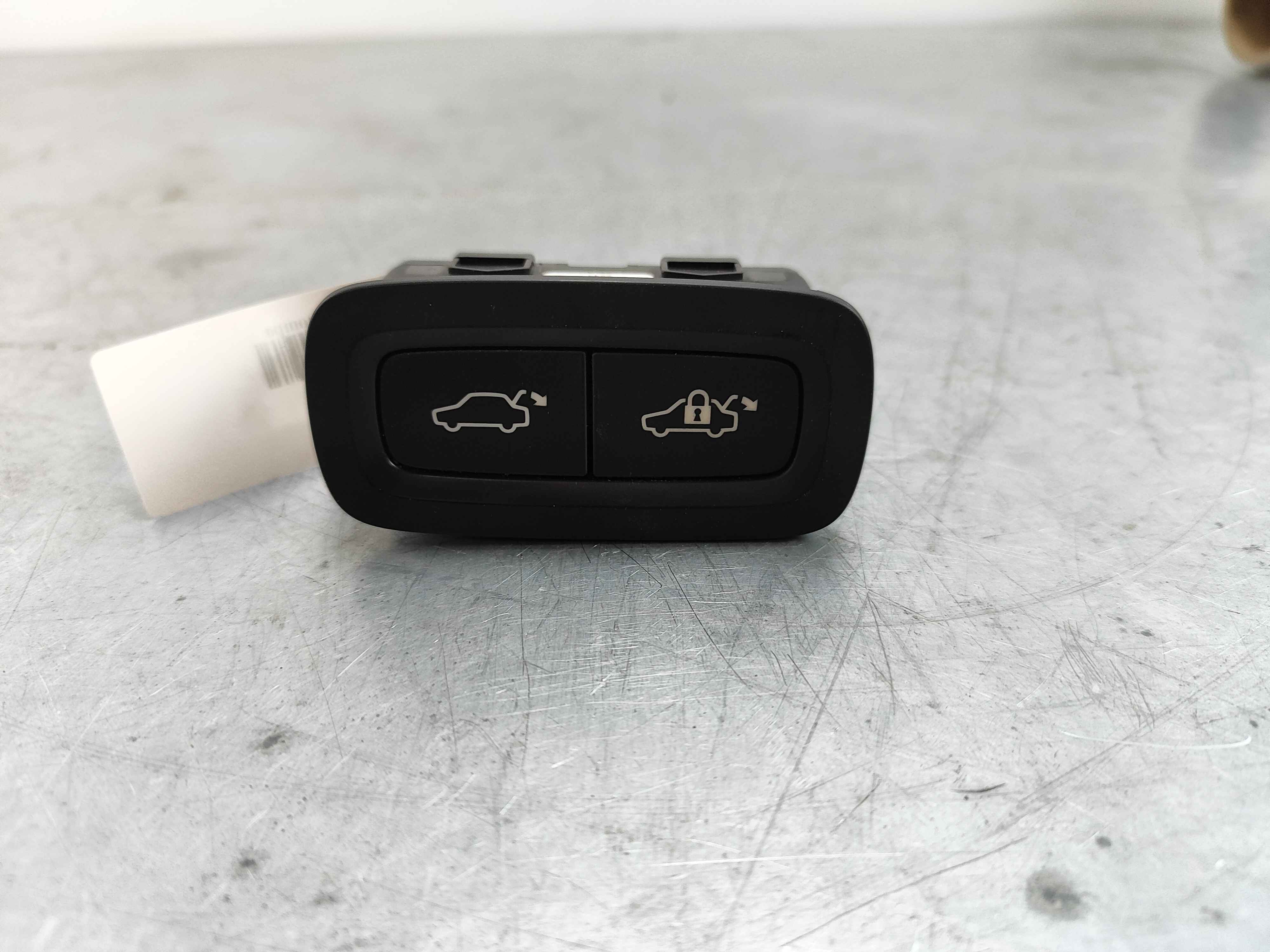 Button luggage compartment Variant code: L902 and (L702 or L704)