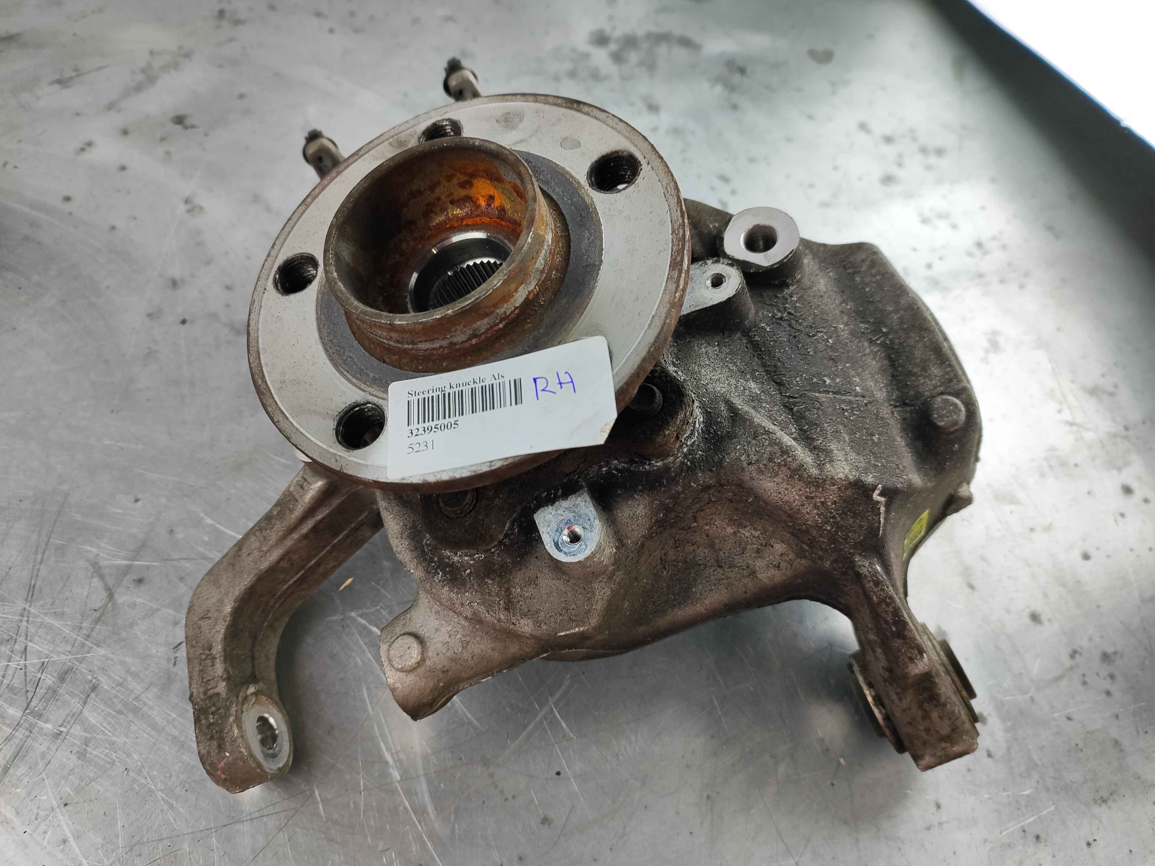 Steering knuckle Also order 1 pcs 30640964 right