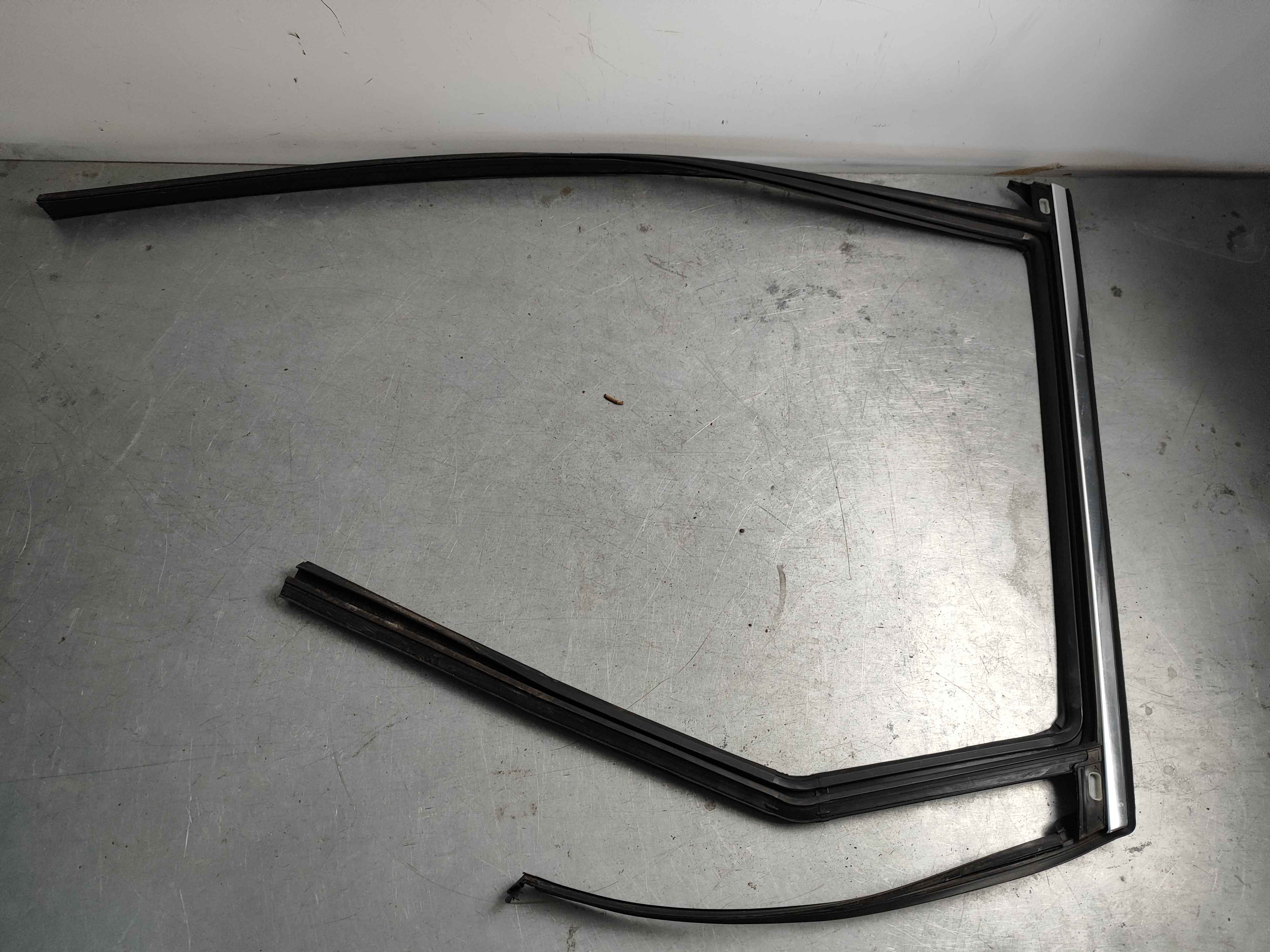 Guide moulding, left, rear (XC60 (18-))