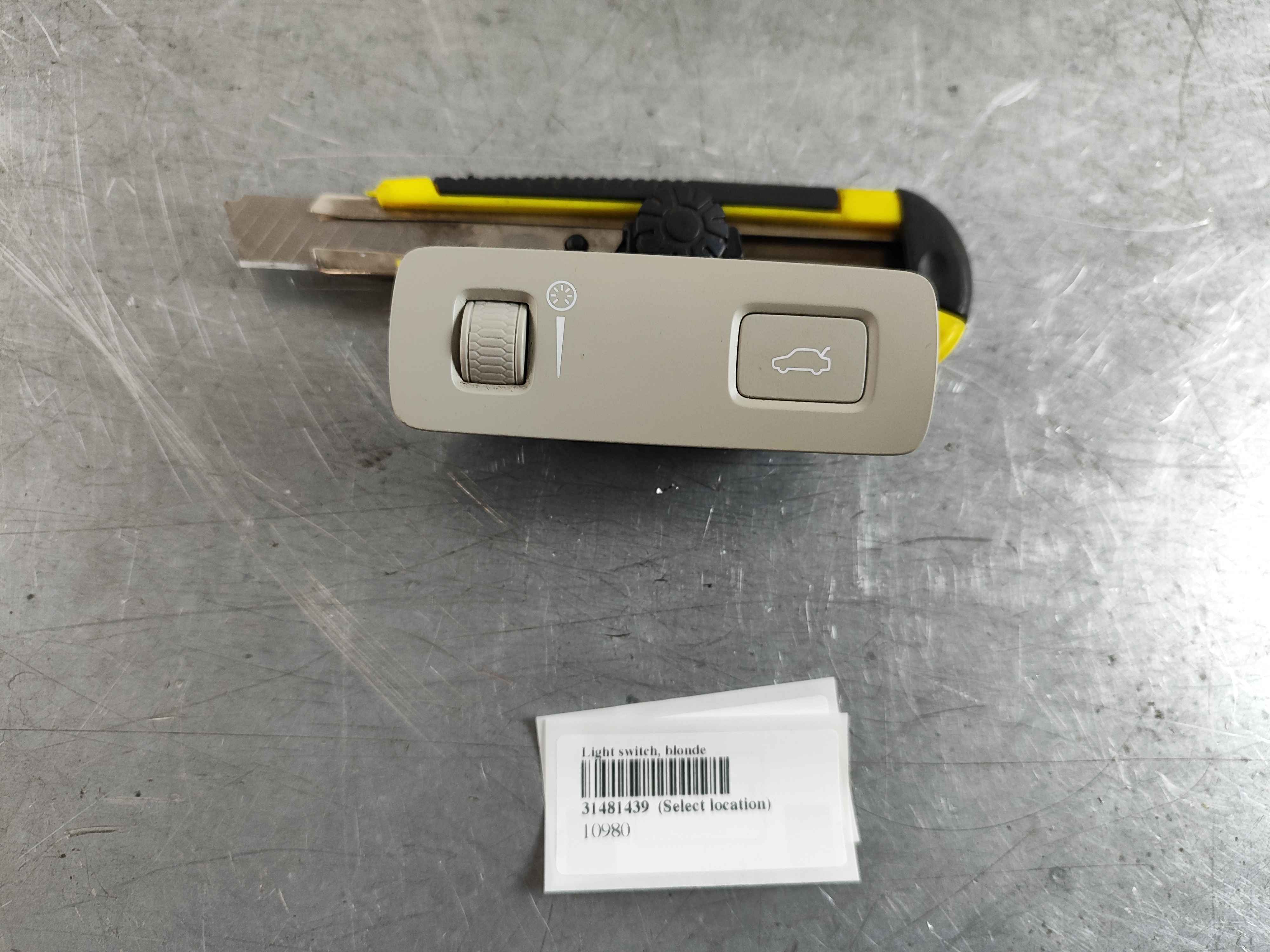 Light switch, blonde