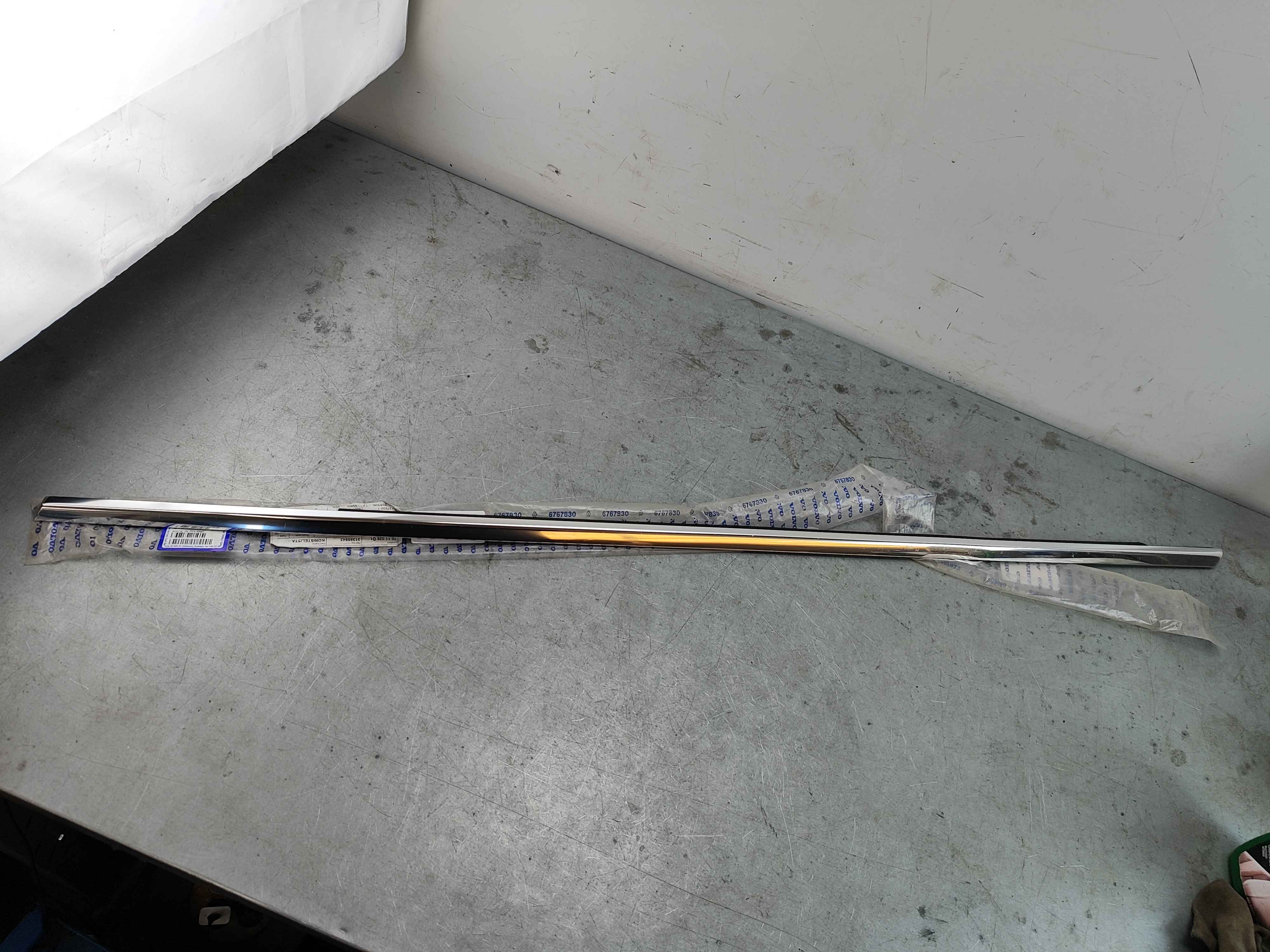 Trim moulding, front, chrome, bright, left (XC60 (-17))