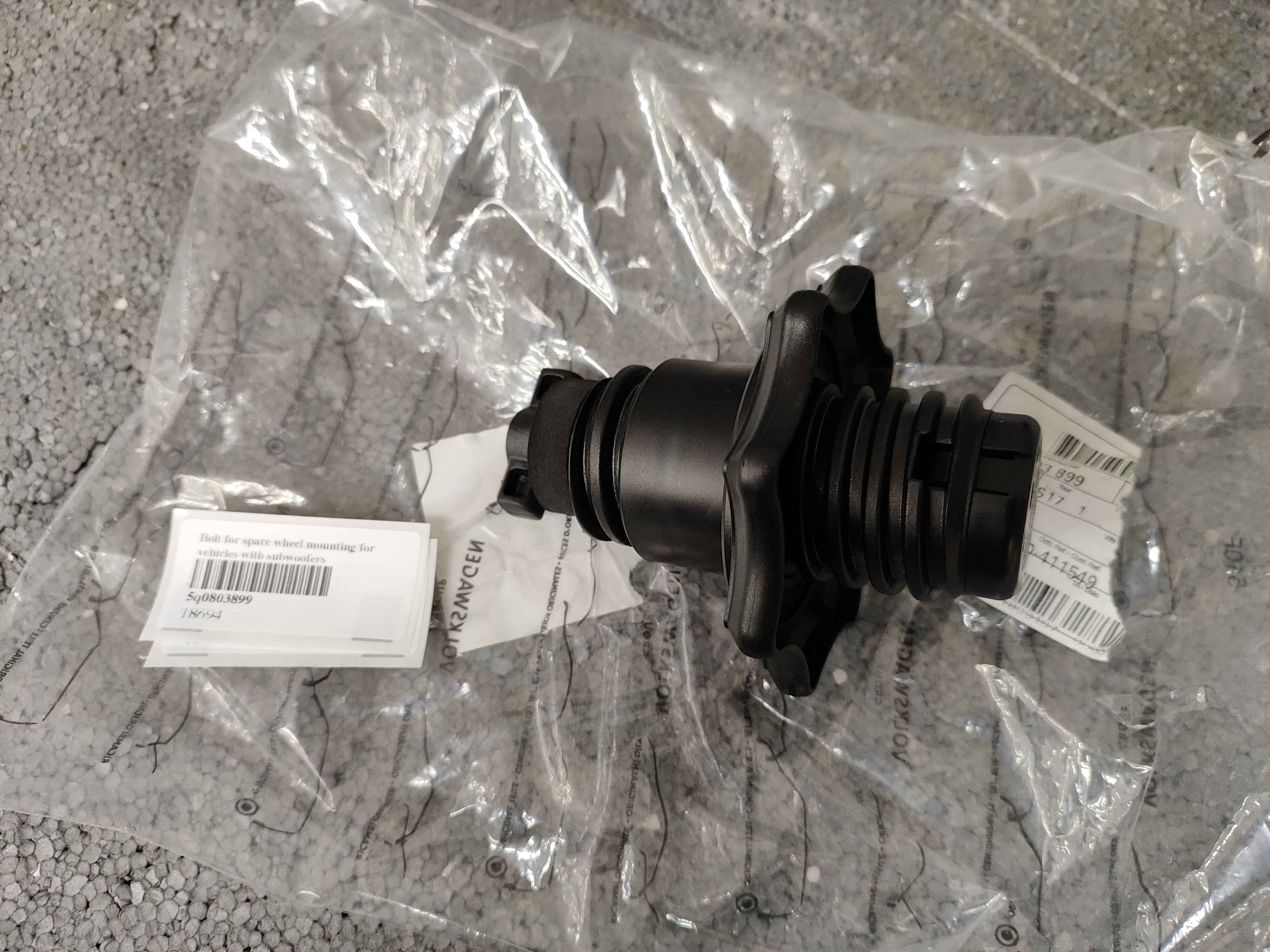Bolt for spare wheel mounting for vehicles with subwoofers