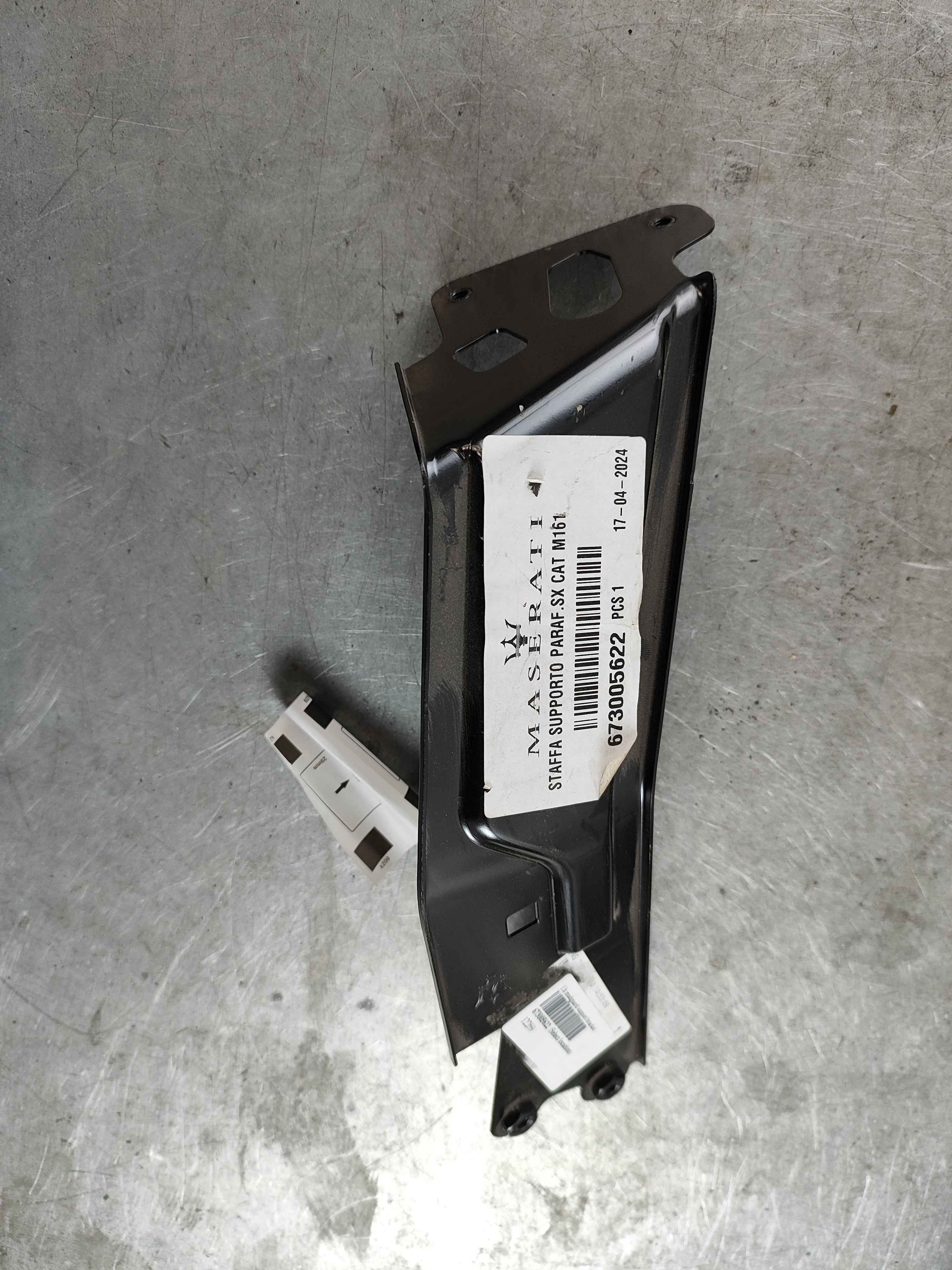 Lh mudguard support bracket