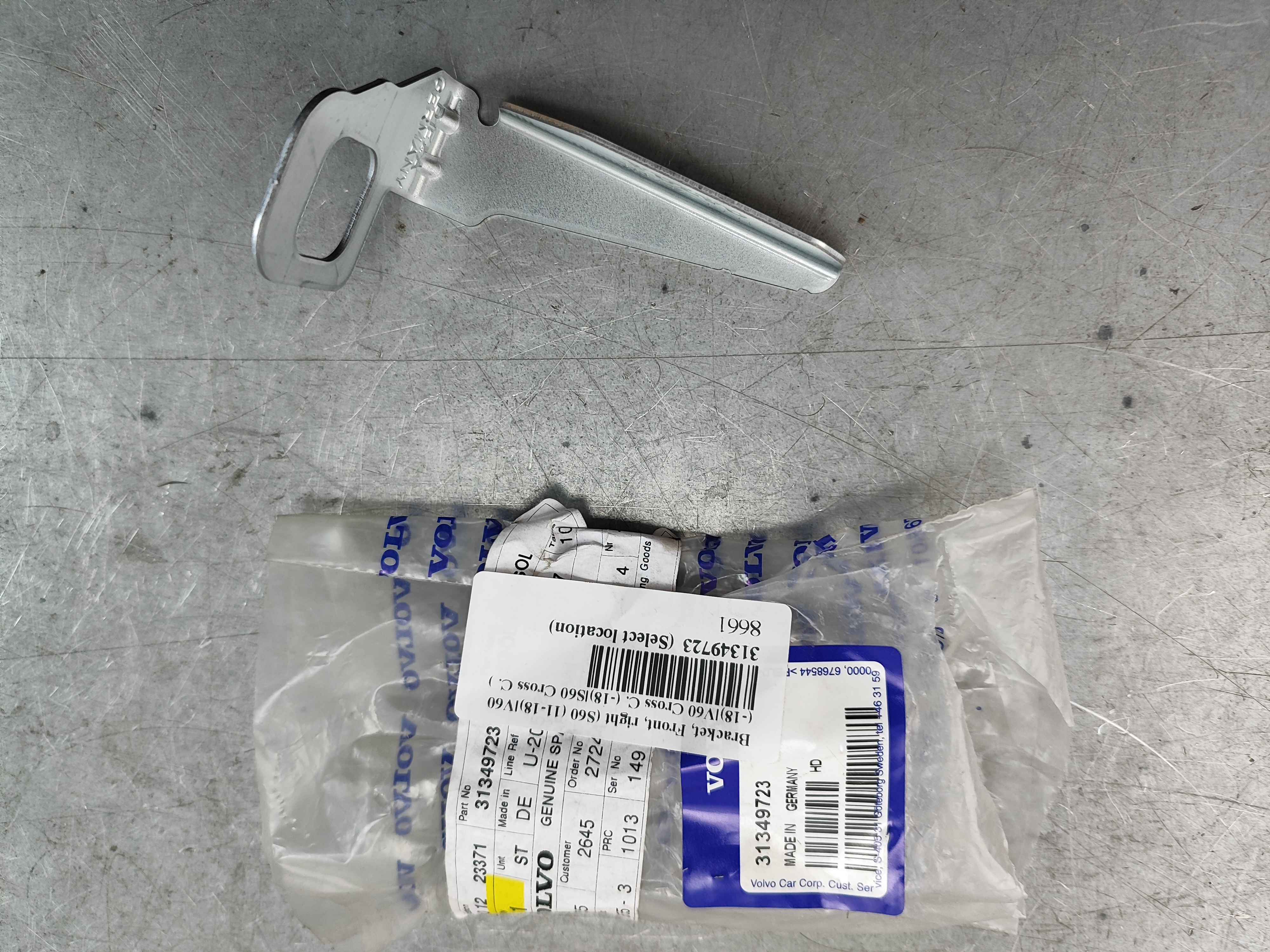 Bracket, Front, right (S60 (11-18)|V60 (-18)|V60 Cross C. (-18)|S60 Cross C. )