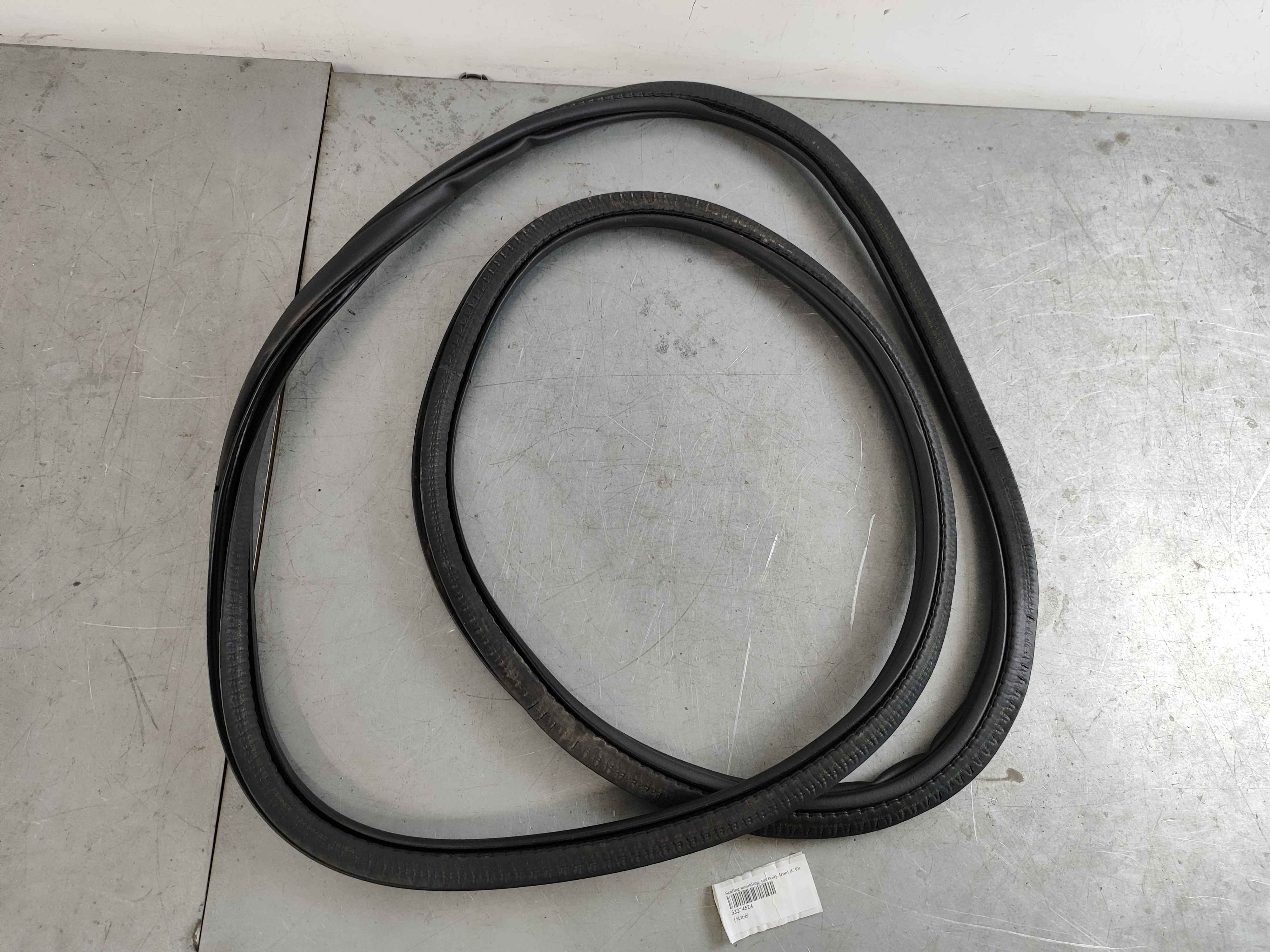 Sealing moulding, car body, front (C40)