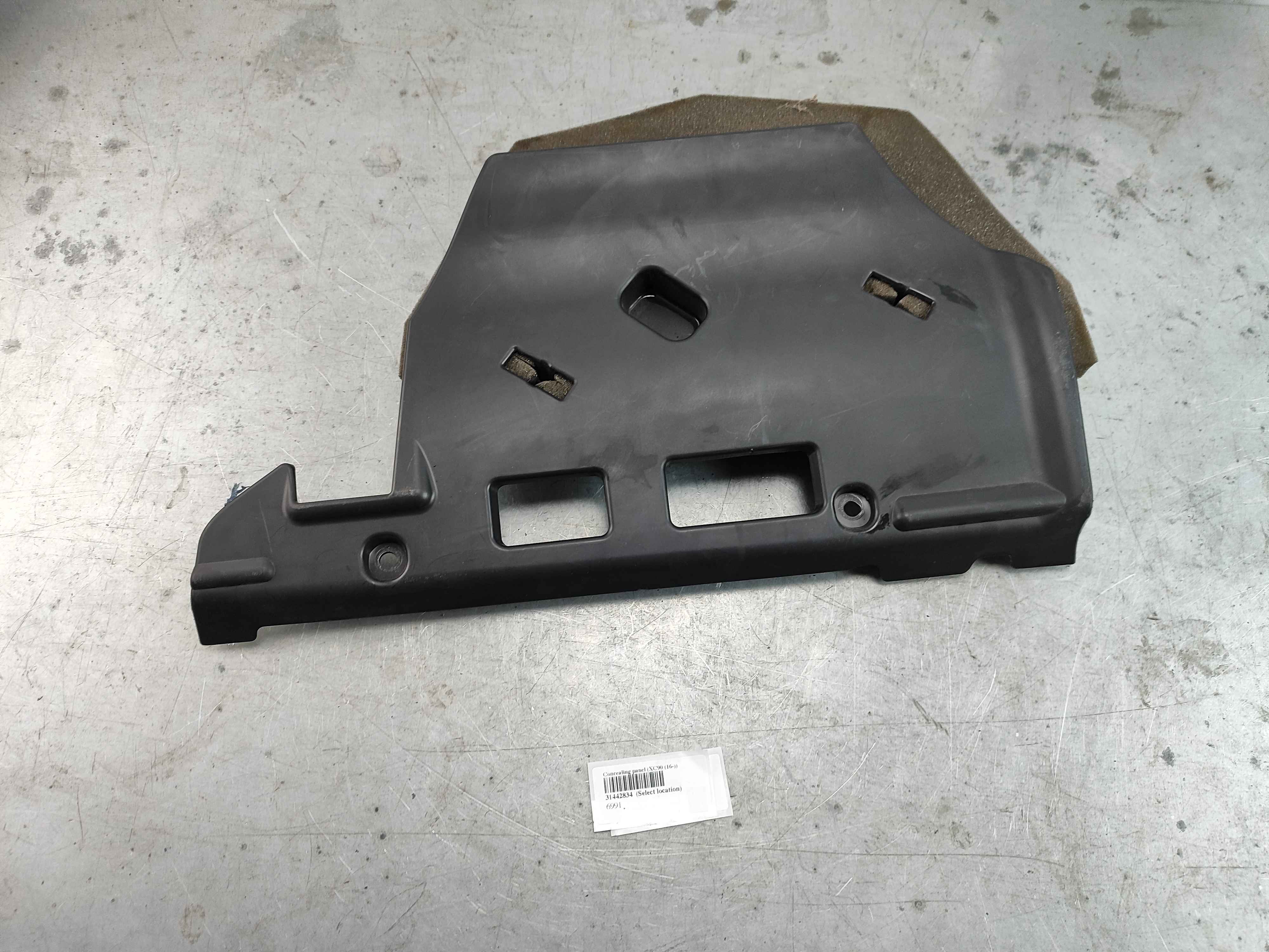 Concealing panel (XC90 (16-))