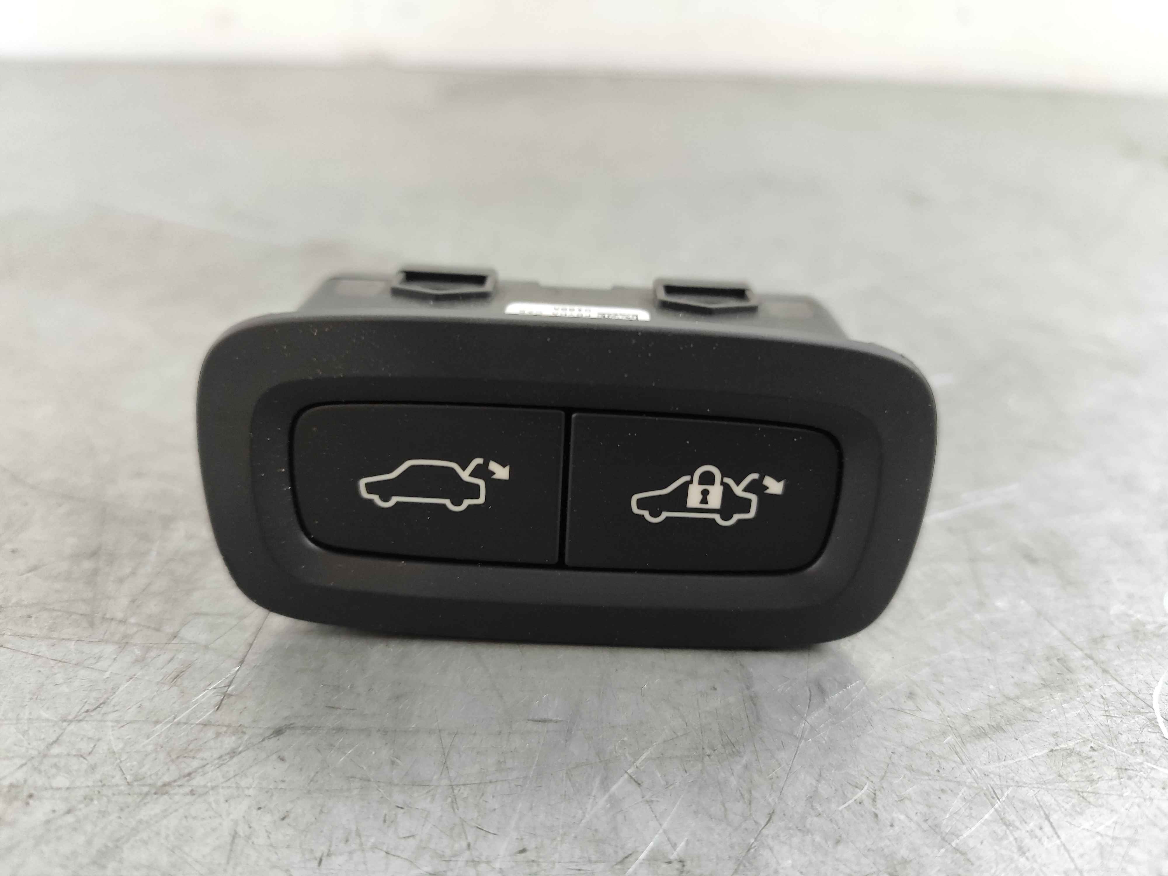 Button, luggage compartment