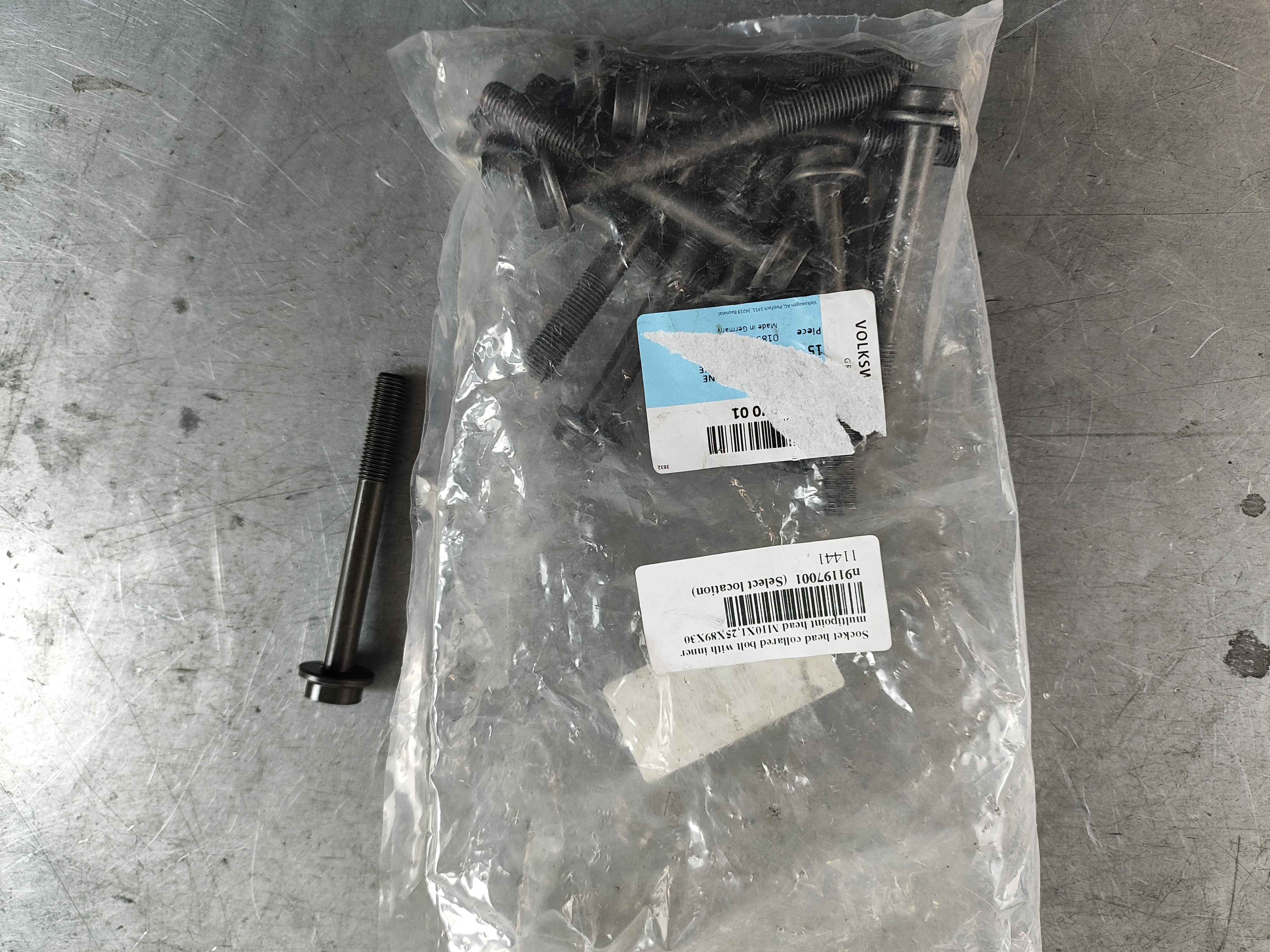 Socket head collared bolt with inner multipoint head M10X1,25X89X30