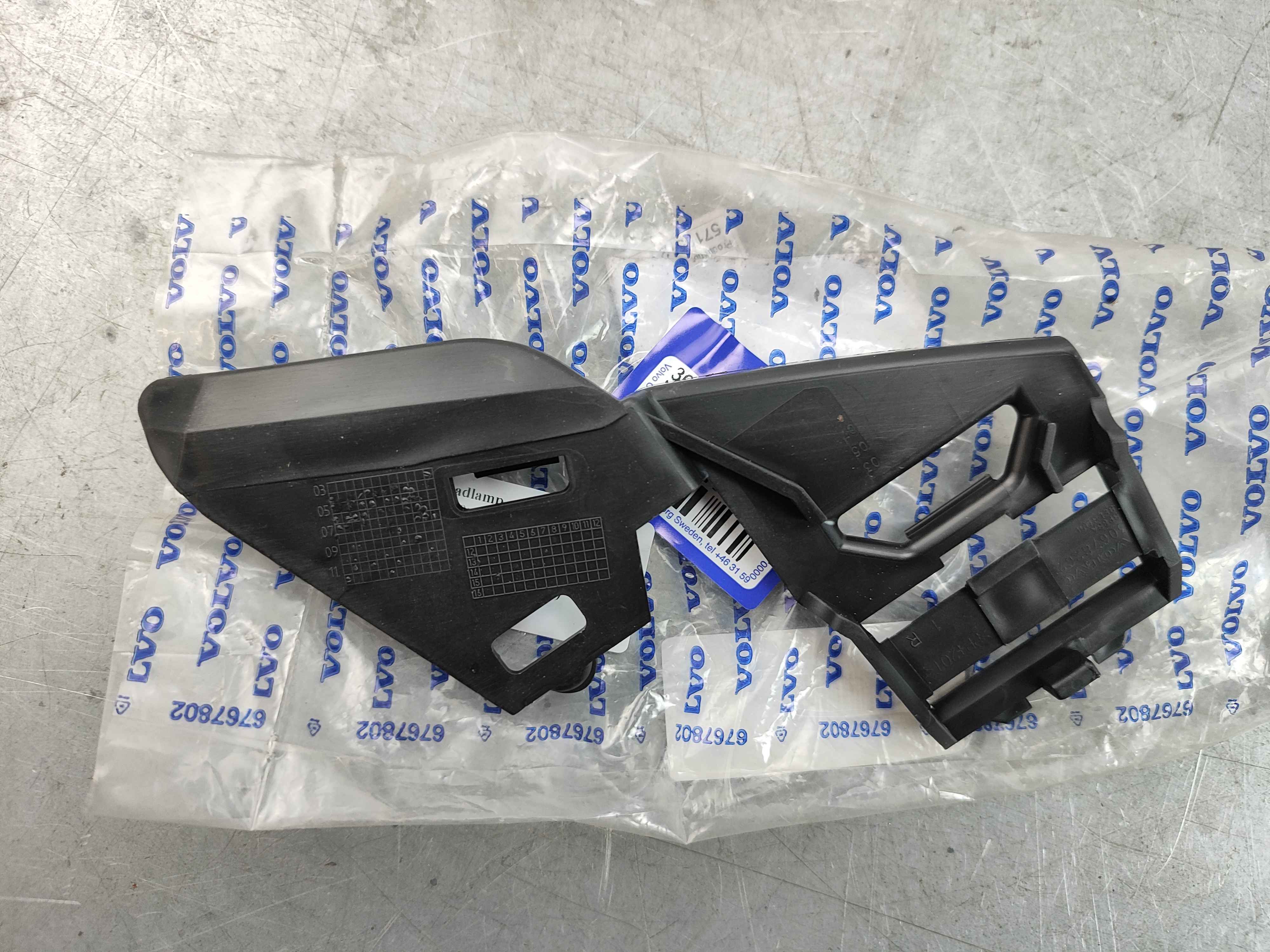 Bracket, headlamp, right (S40 (04-)|C30|V50)