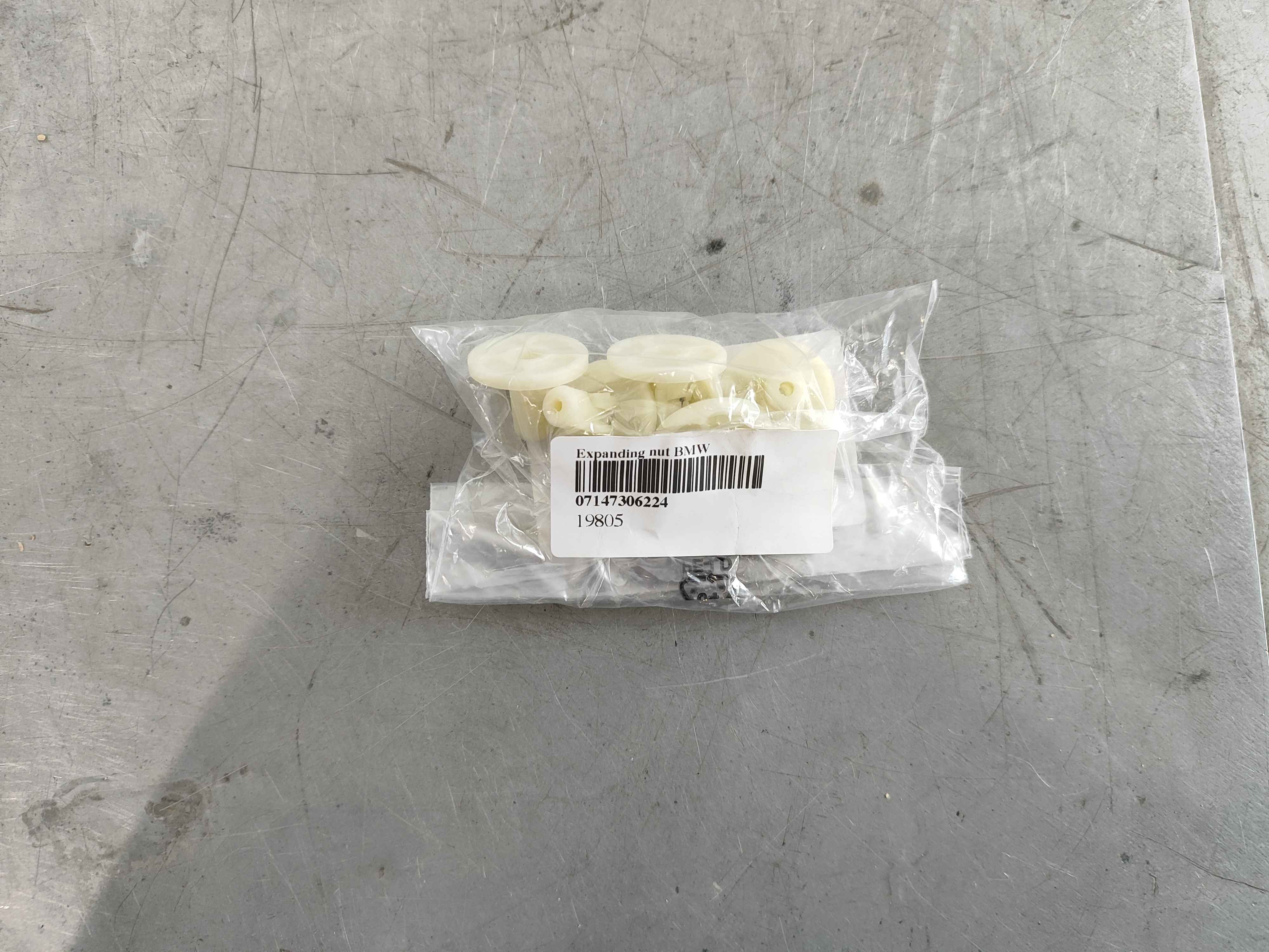 Expanding nut BMW