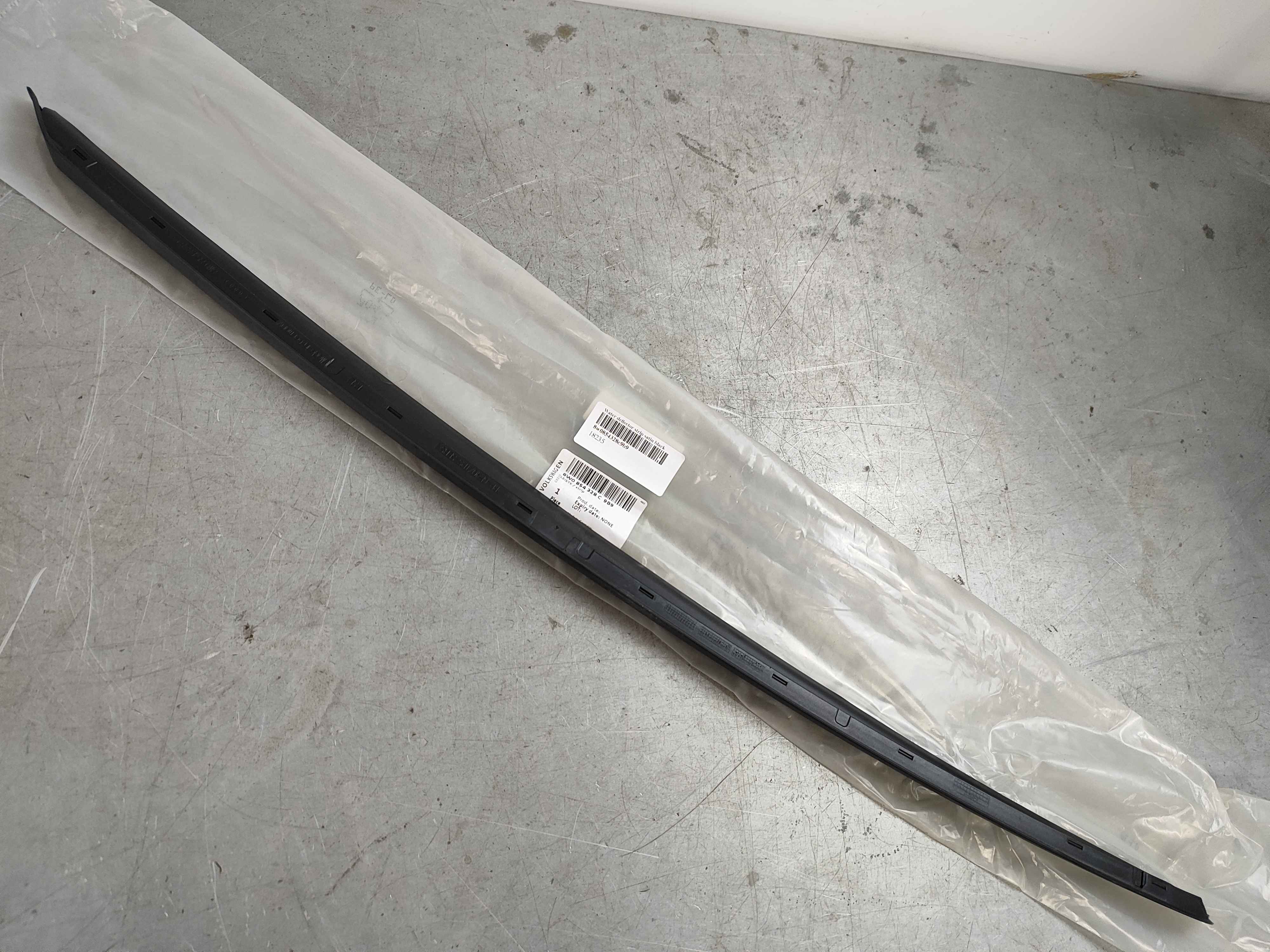 Water deflector strip satin black