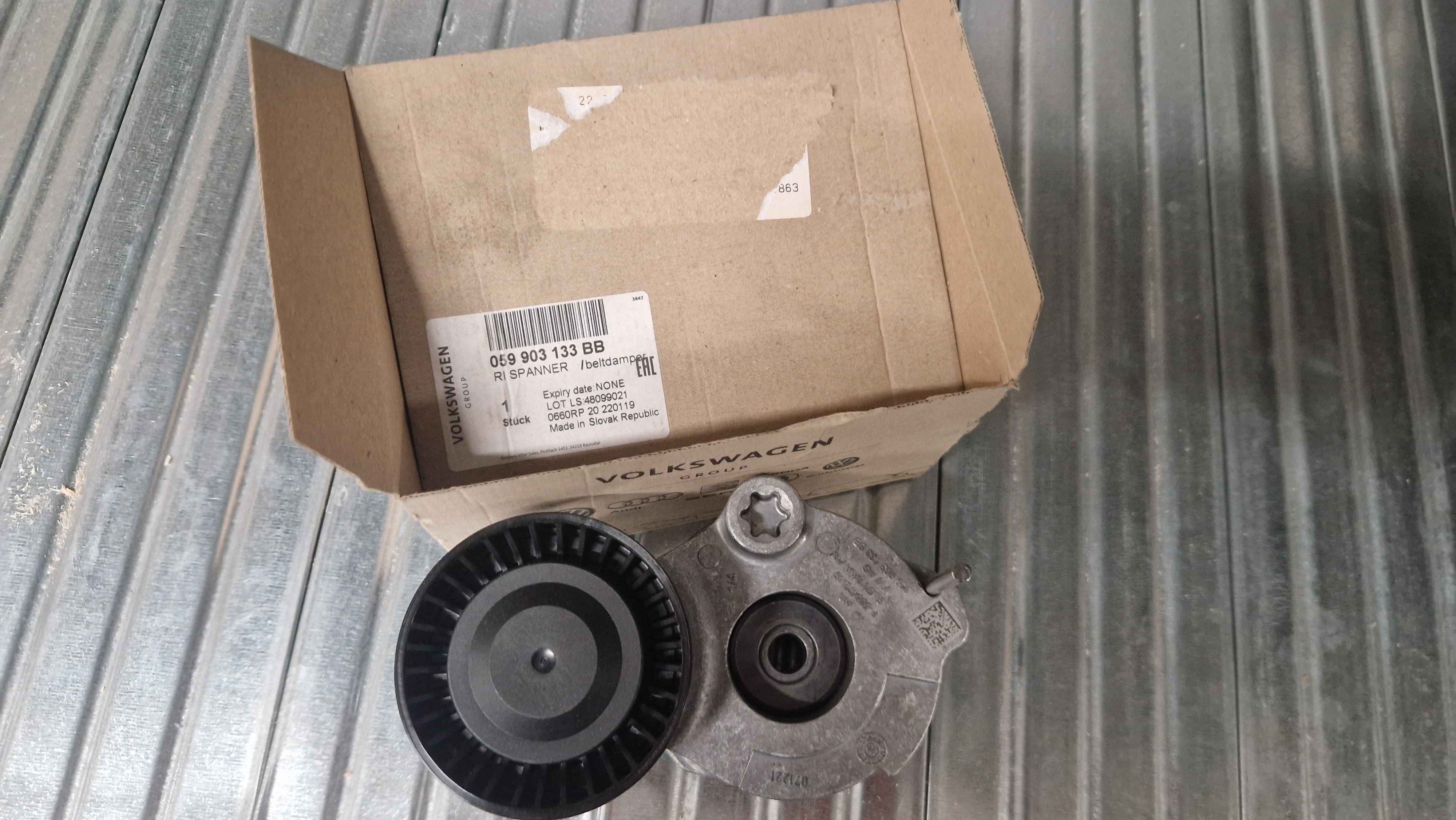 Belt tensioner damper