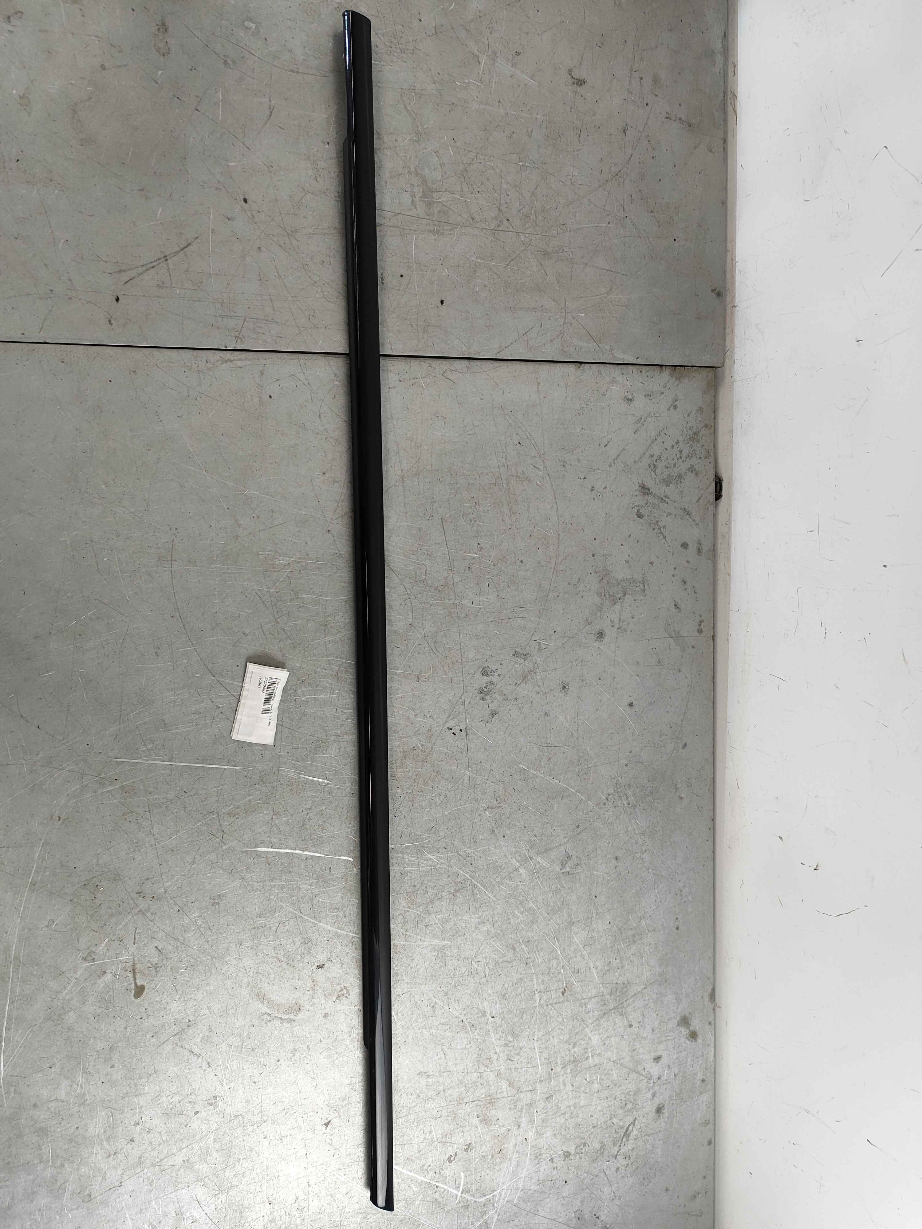 Trim moulding, front, left (C40)