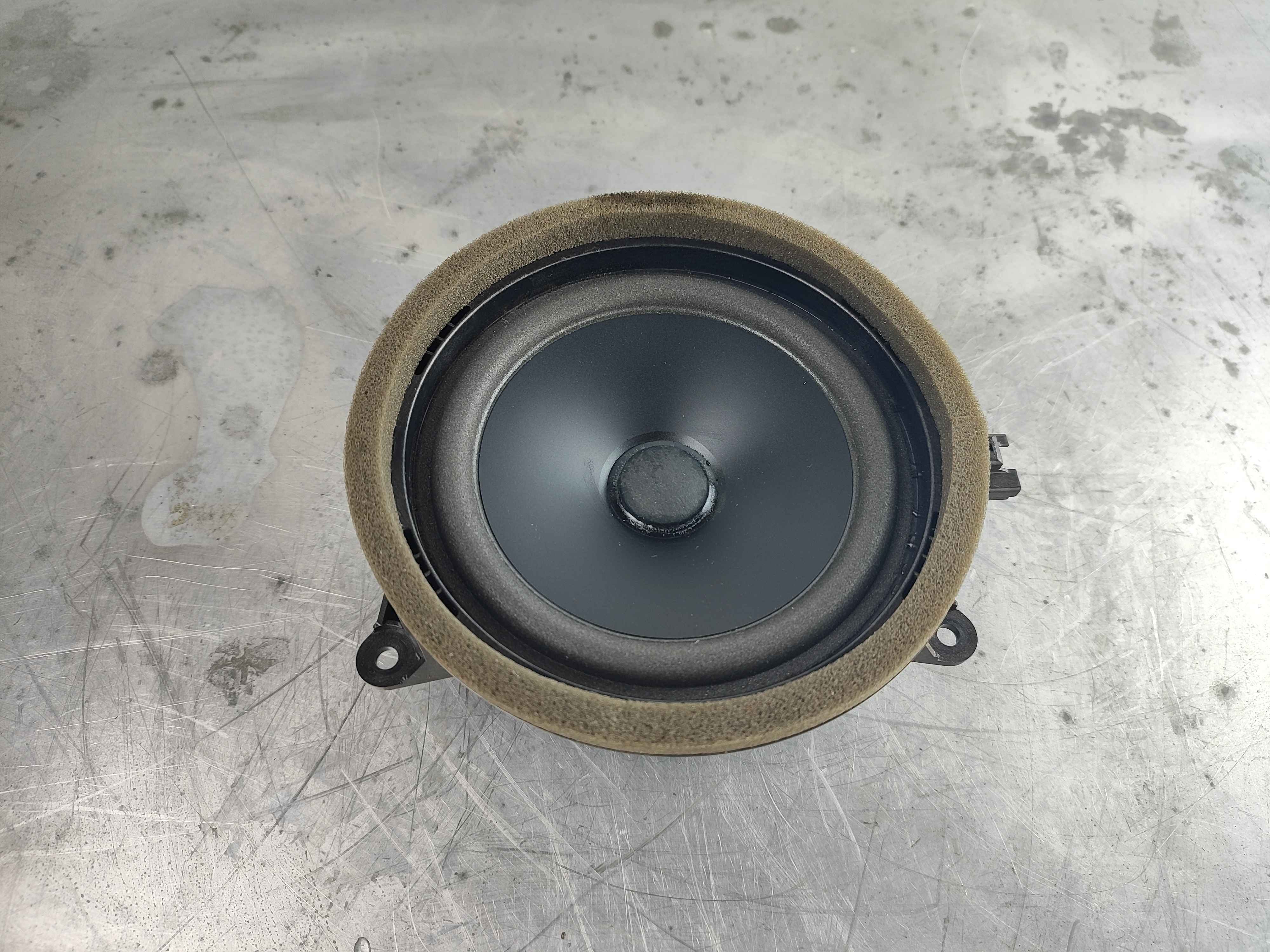 Loudspeaker base High Performance Sound System. rear door Variant code: K504