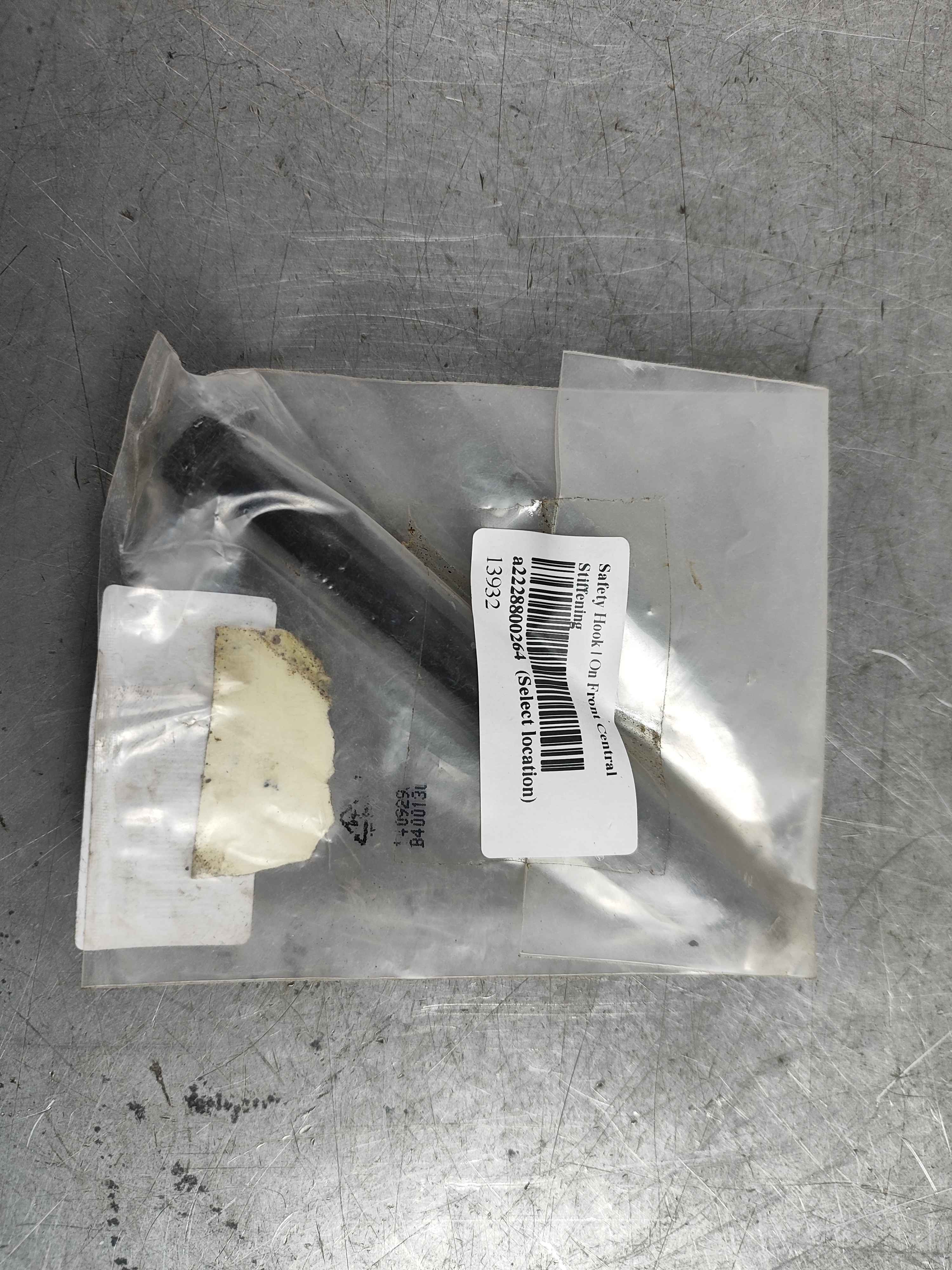 Safety Hook | On Front Central Stiffening