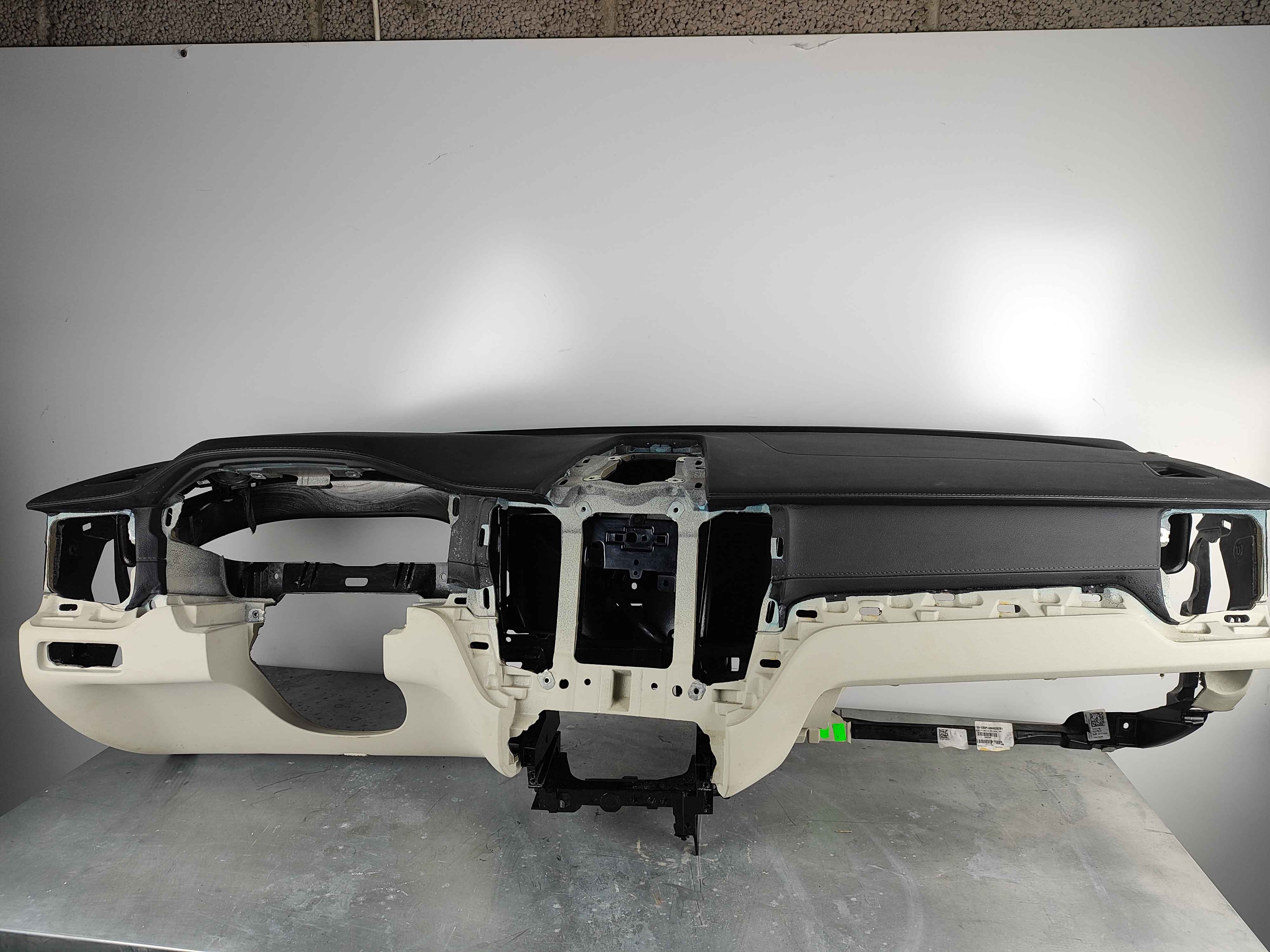 Instrument panel CH 67166- Interior code: UXXX WXXX. Variant code: KH03 and 7107.