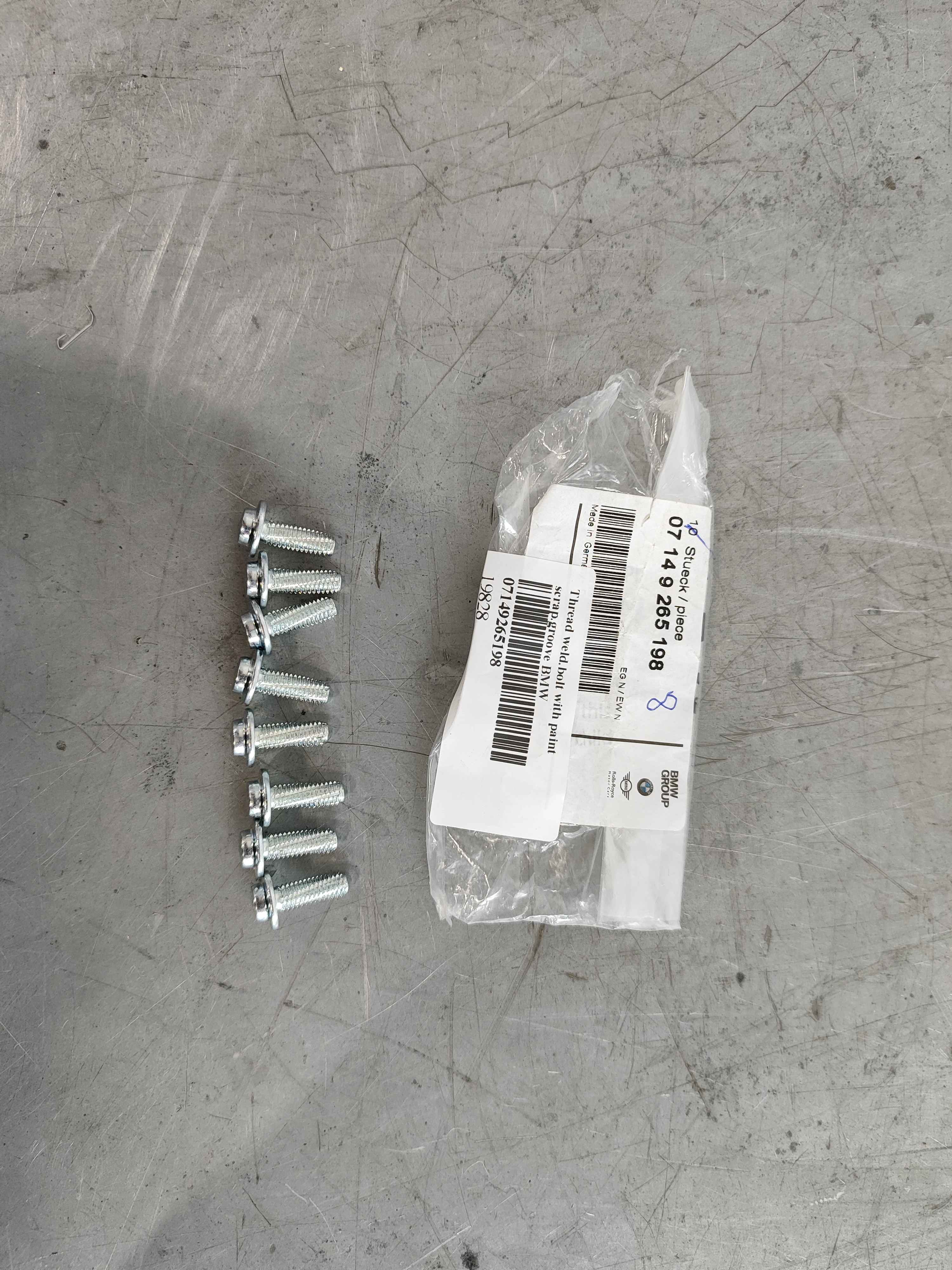 Thread weld.bolt with paint scrap.groove BMW