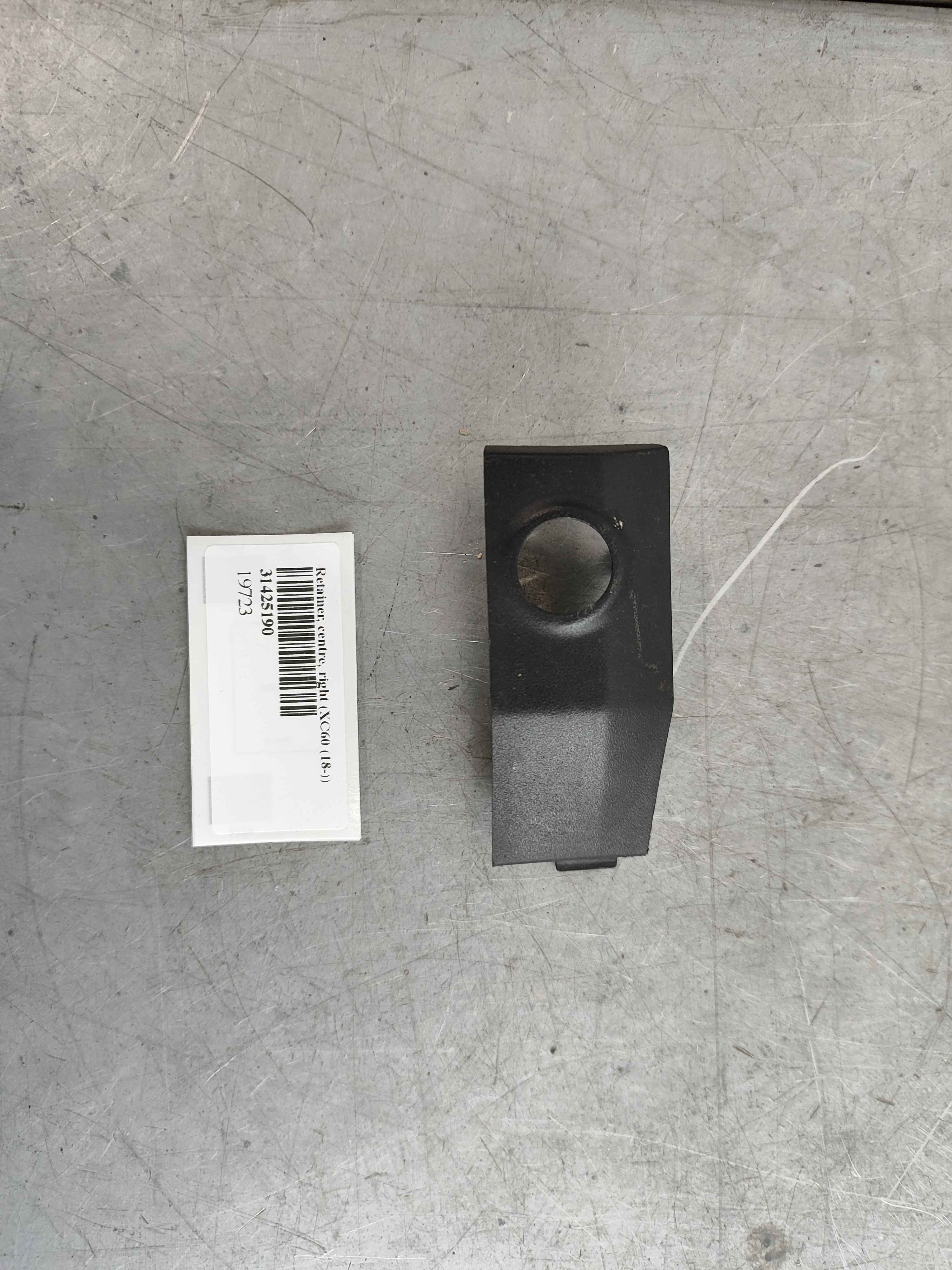 Retainer, centre, right (XC60 (18-))