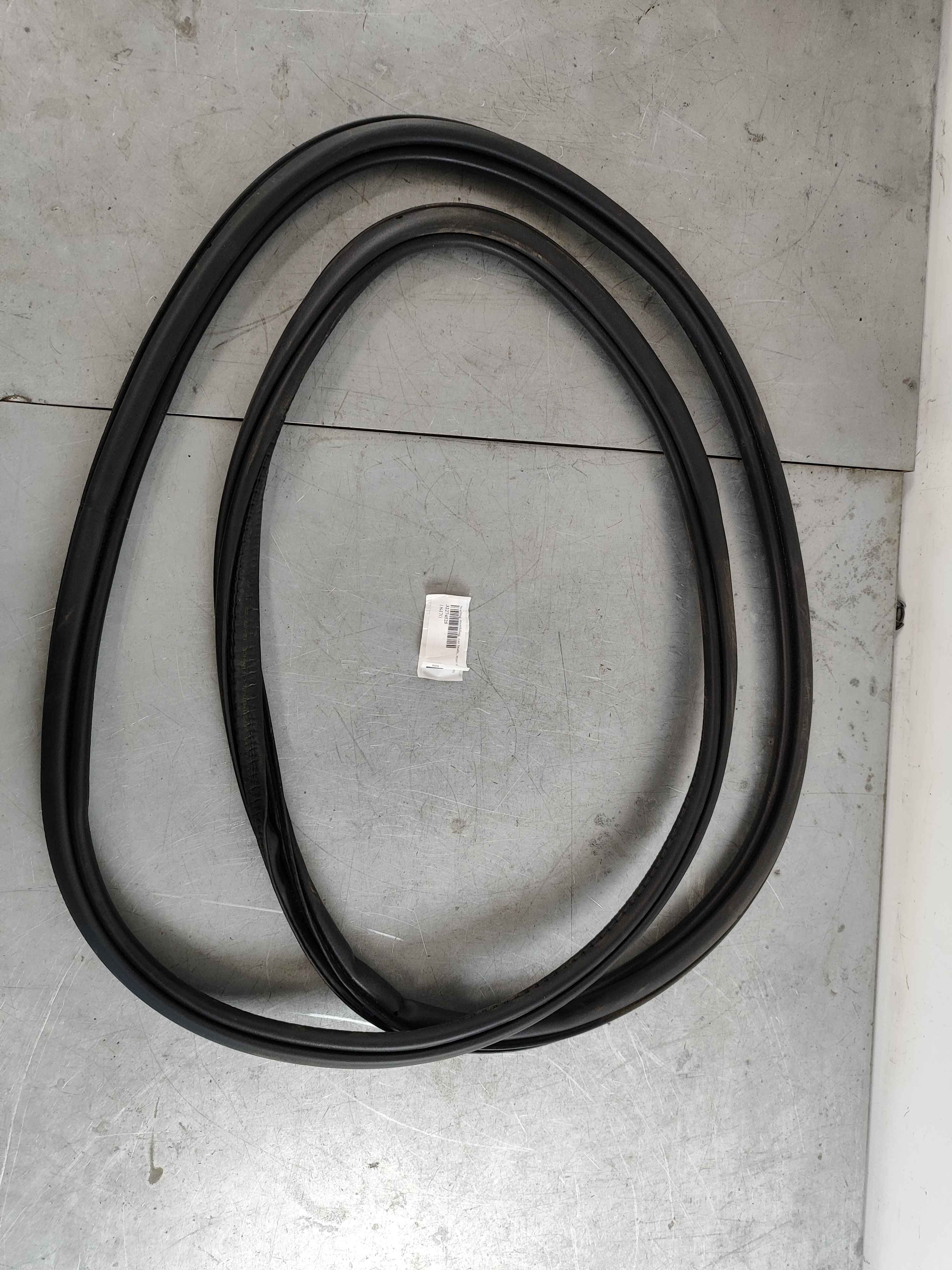 Sealing moulding, car body, rear (C40)