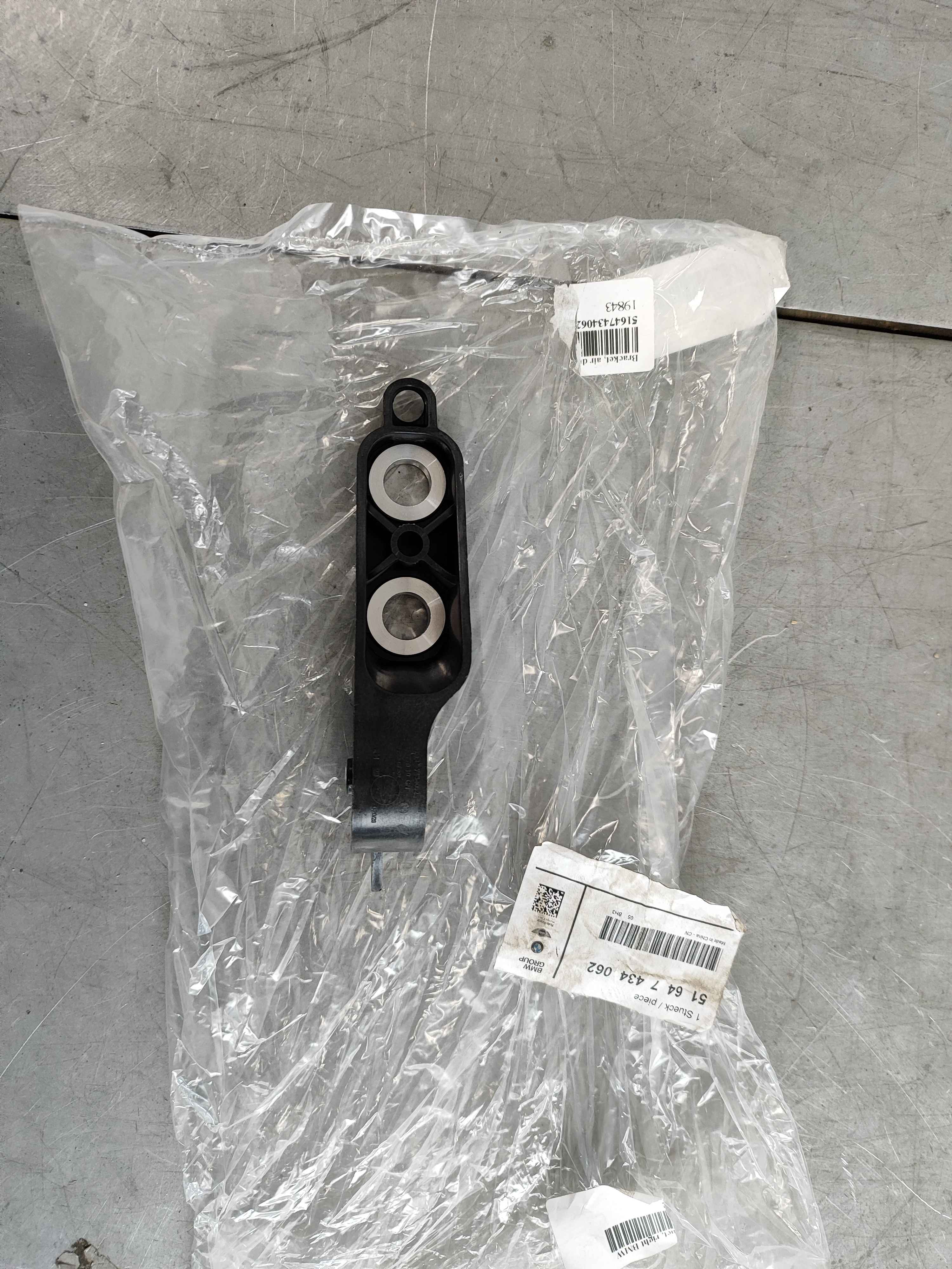 Bracket, air duct, right BMW