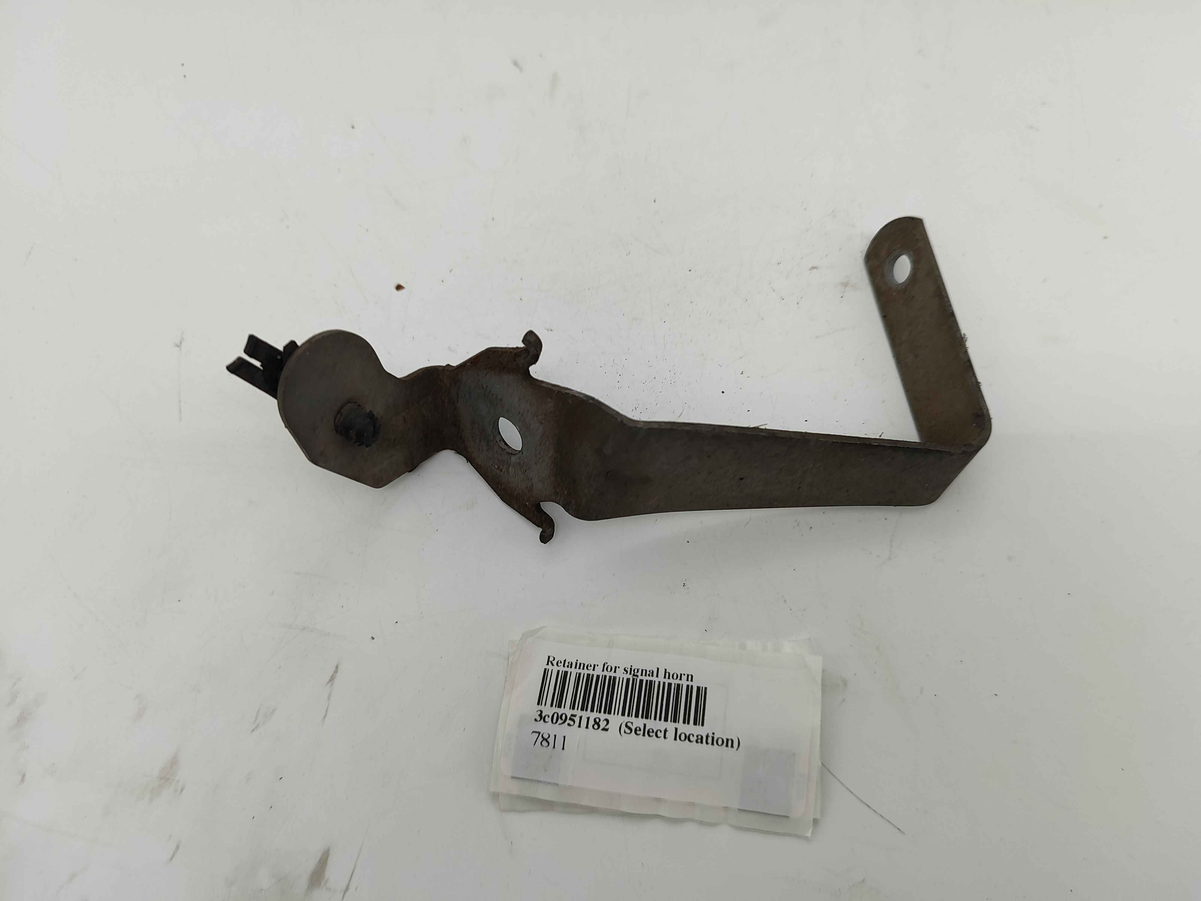 Retainer for signal horn