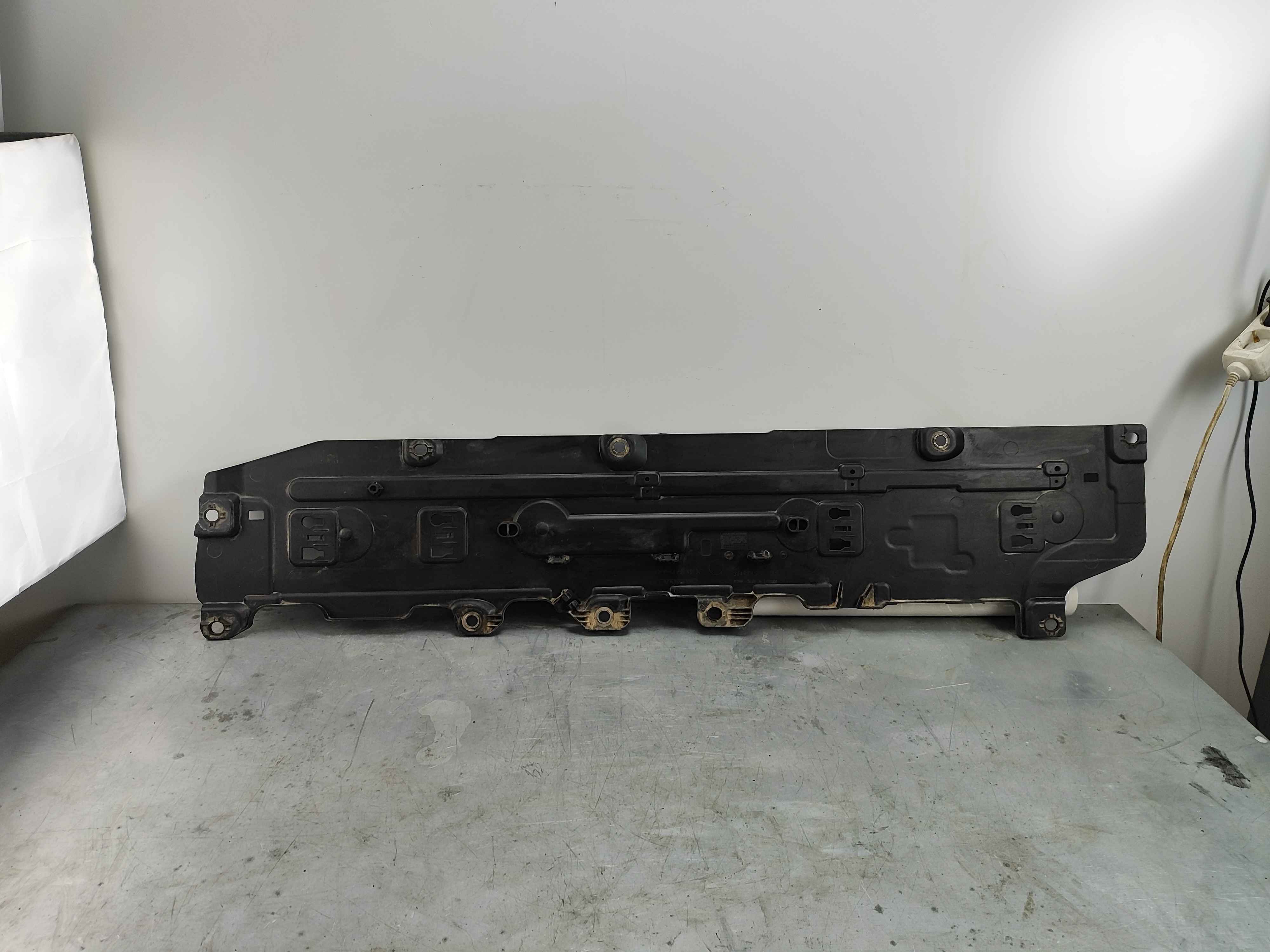 Panel right Variant code: XE02 or XE06
