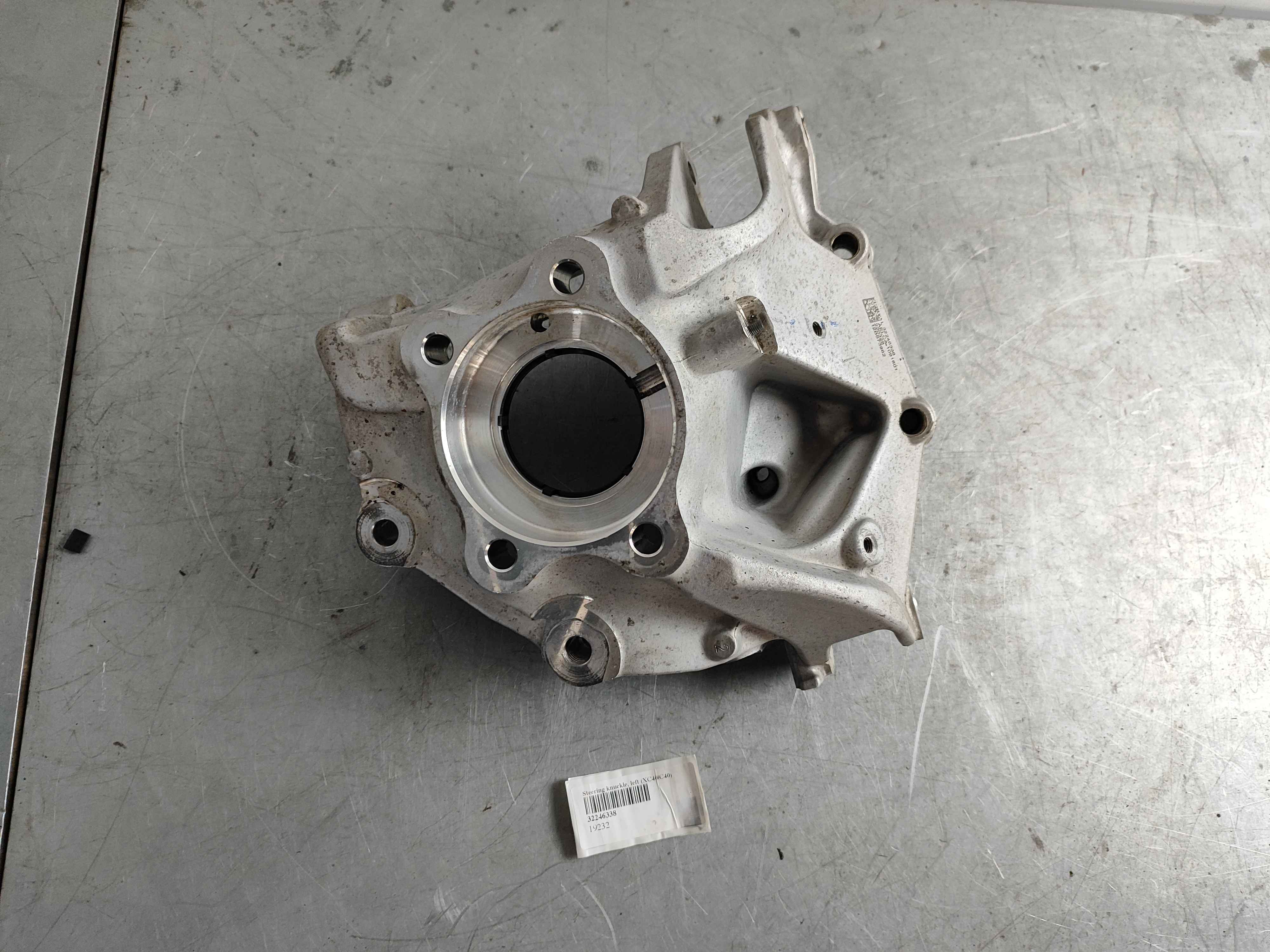 Steering knuckle, left (XC40|C40)
