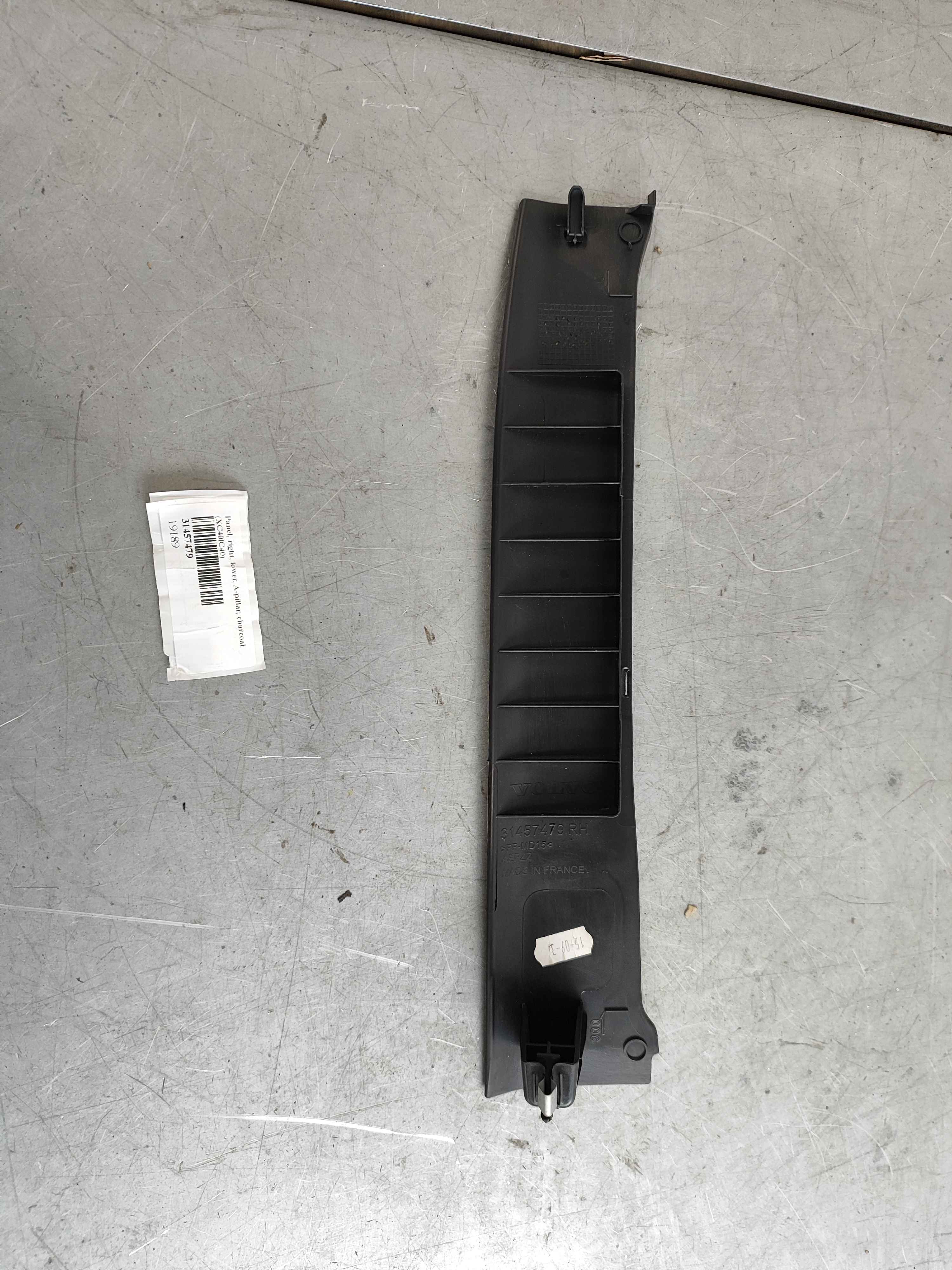 Panel, right, lower, A-pillar, charcoal (XC40|C40)