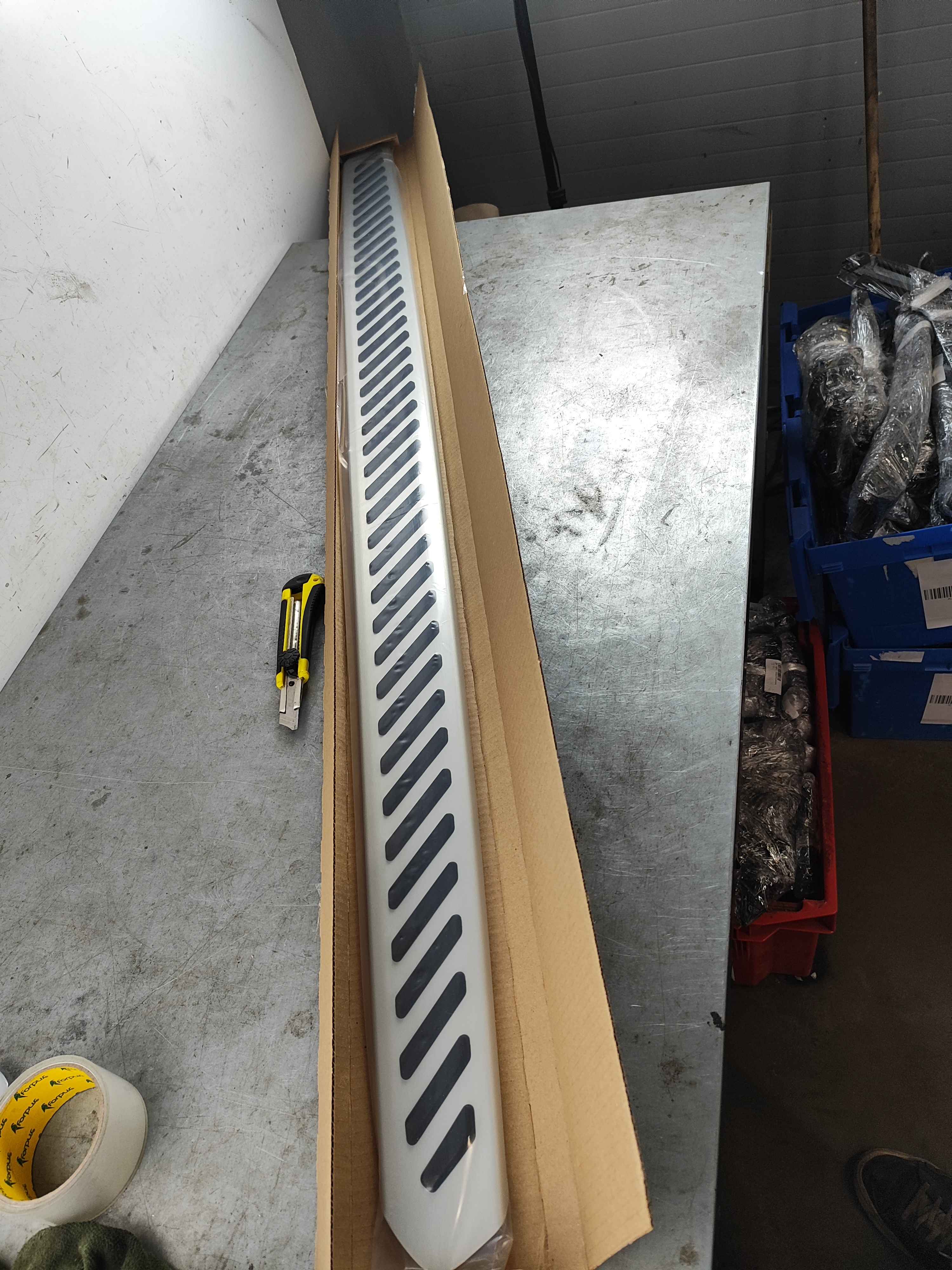 Footboard, sill, left BMW