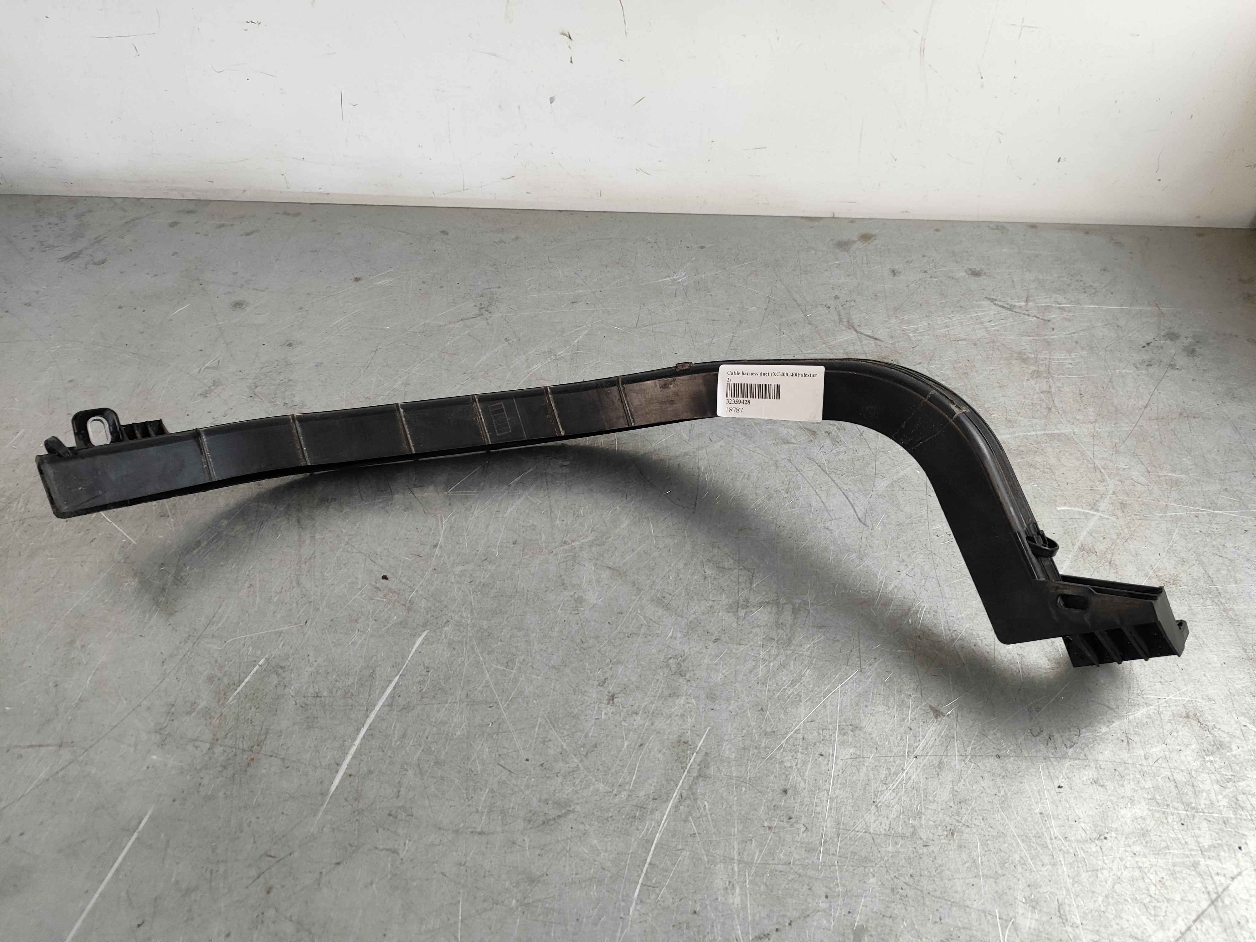Cable harness duct (XC40|C40|Polestar 2)