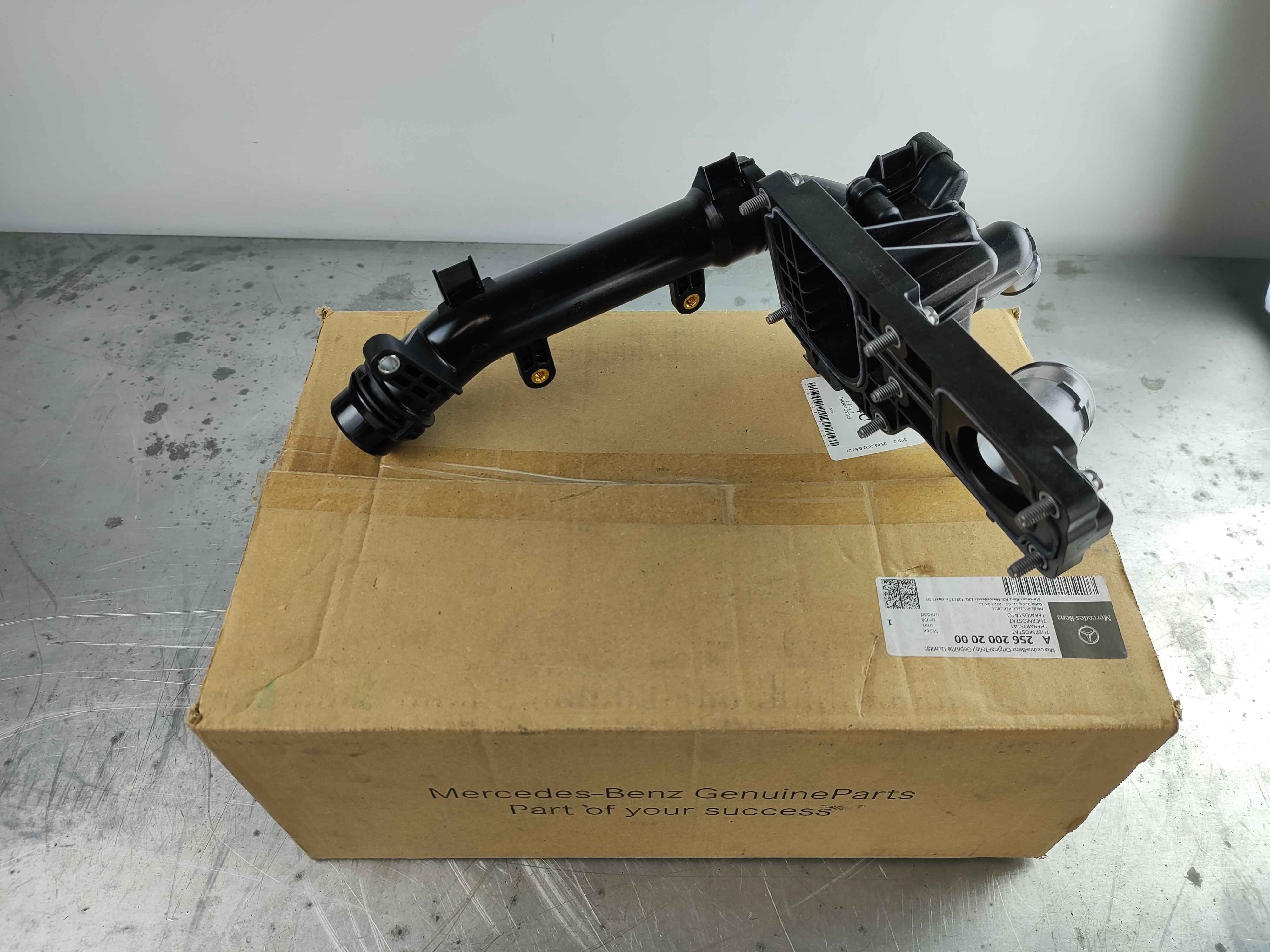 Mercedes-Benz A2562002000