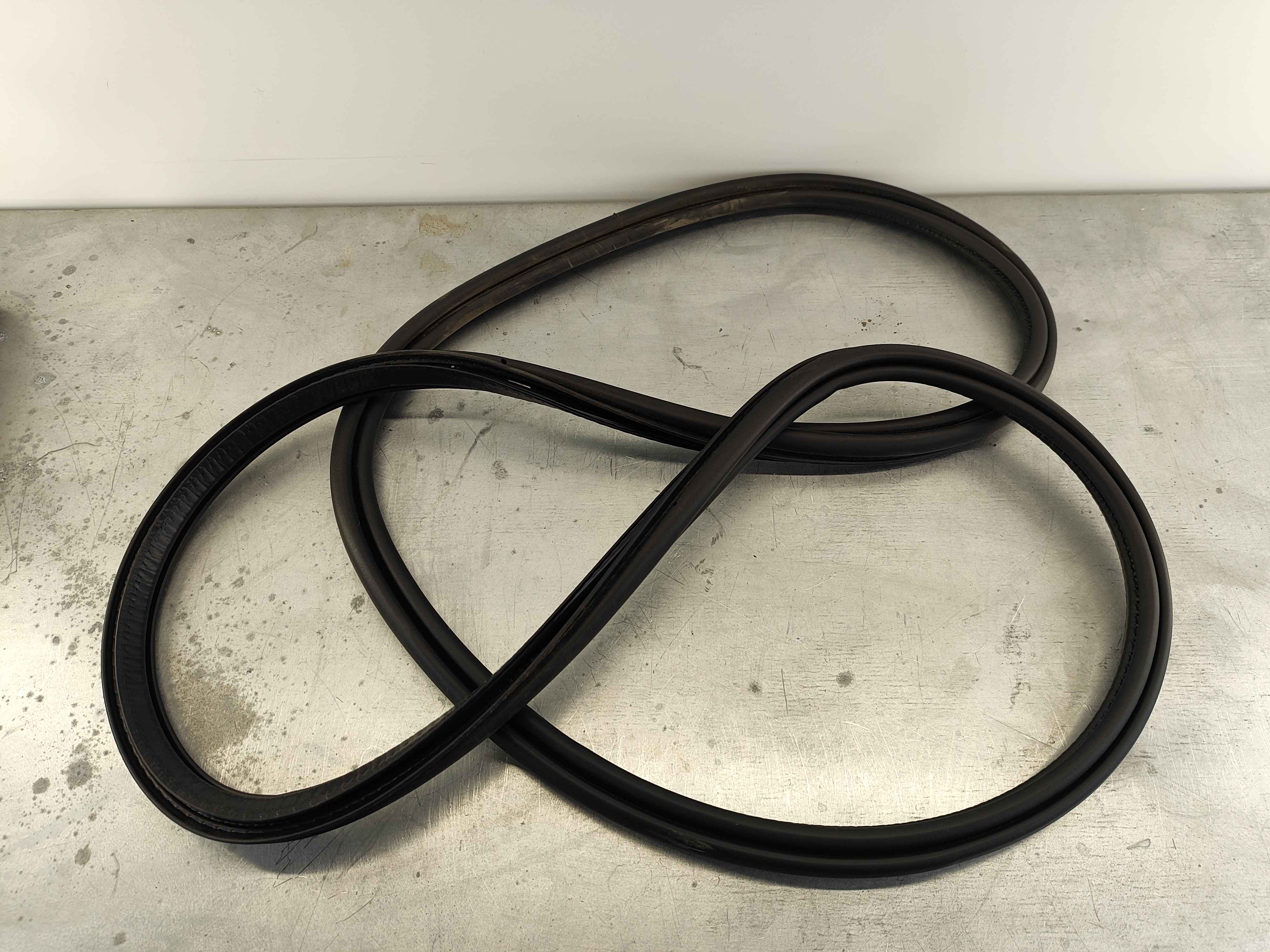 Sealing moulding car body Variant code: XE0D CH 423567- rear