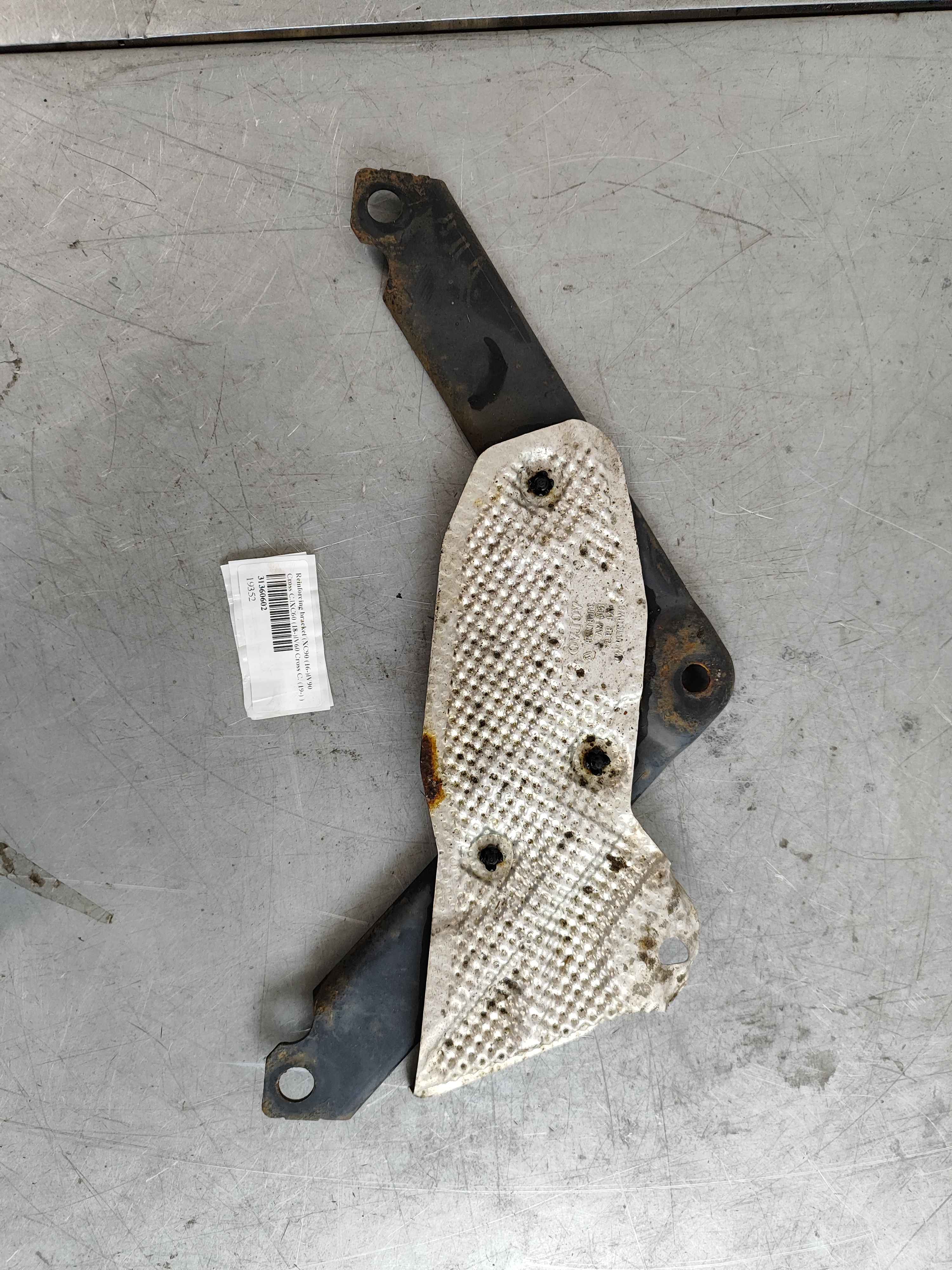 Reinforcing bracket (XC90 (16-)|V90 Cross C.|XC60 (18-)|V60 Cross C. (19-) )