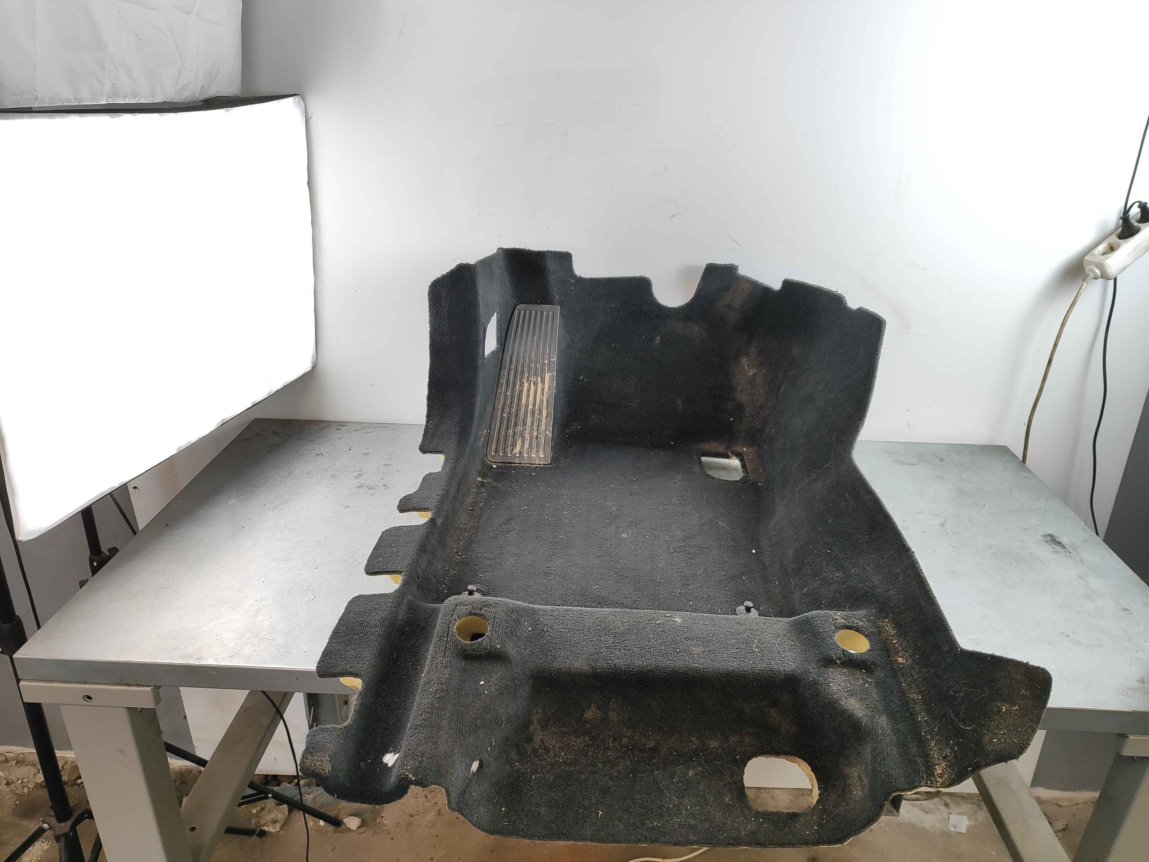 Carpet FC 21; CH -670001 FC 25; CH -670001 FC 36; CH -670009 left charcoal Interior code: RXXX UXXX