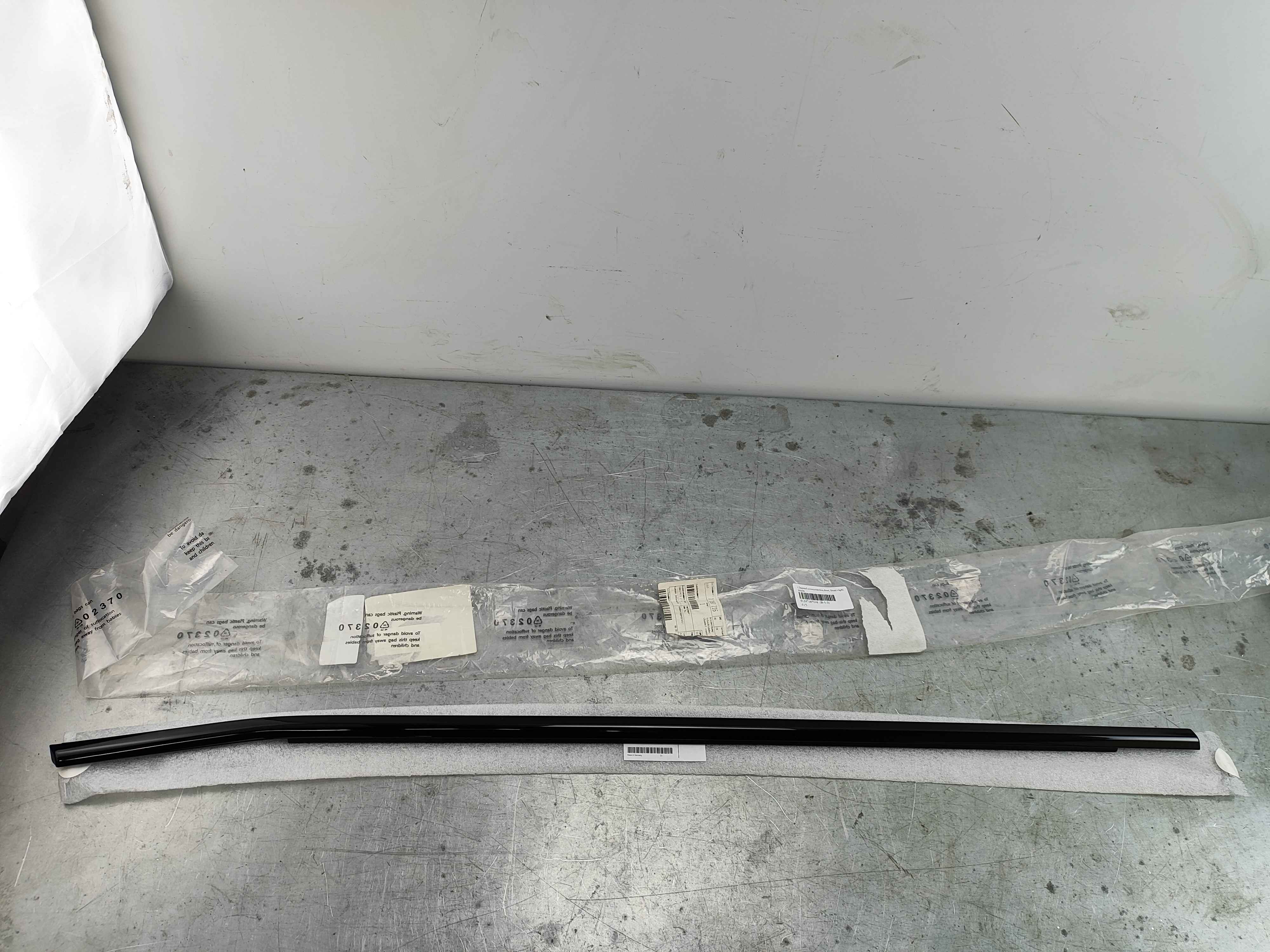 Channel cover,exterior,door, front right BMW