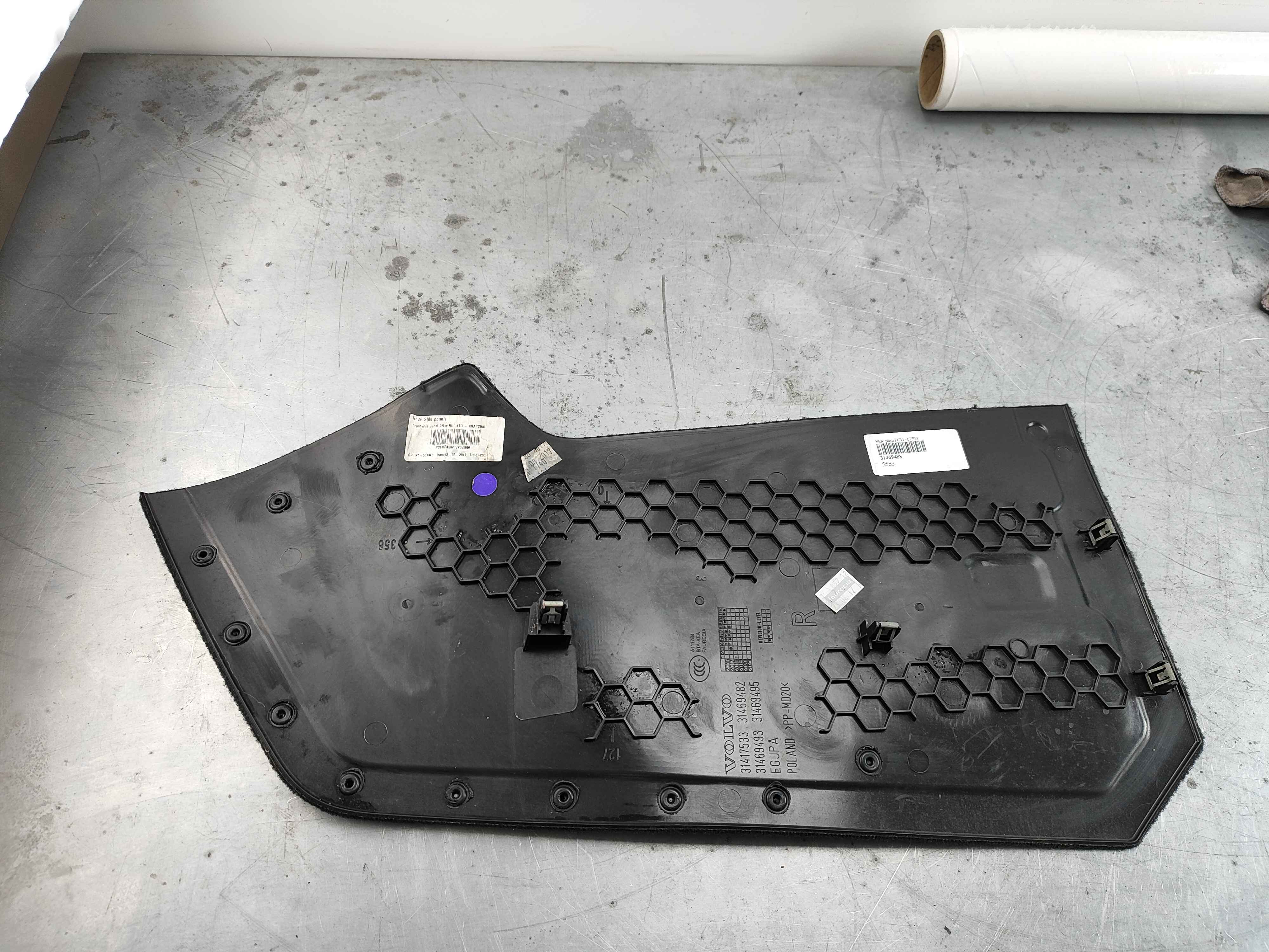 Side panel CH -175999 right front Variant code: NF02. Interior code: RXXX UXXX