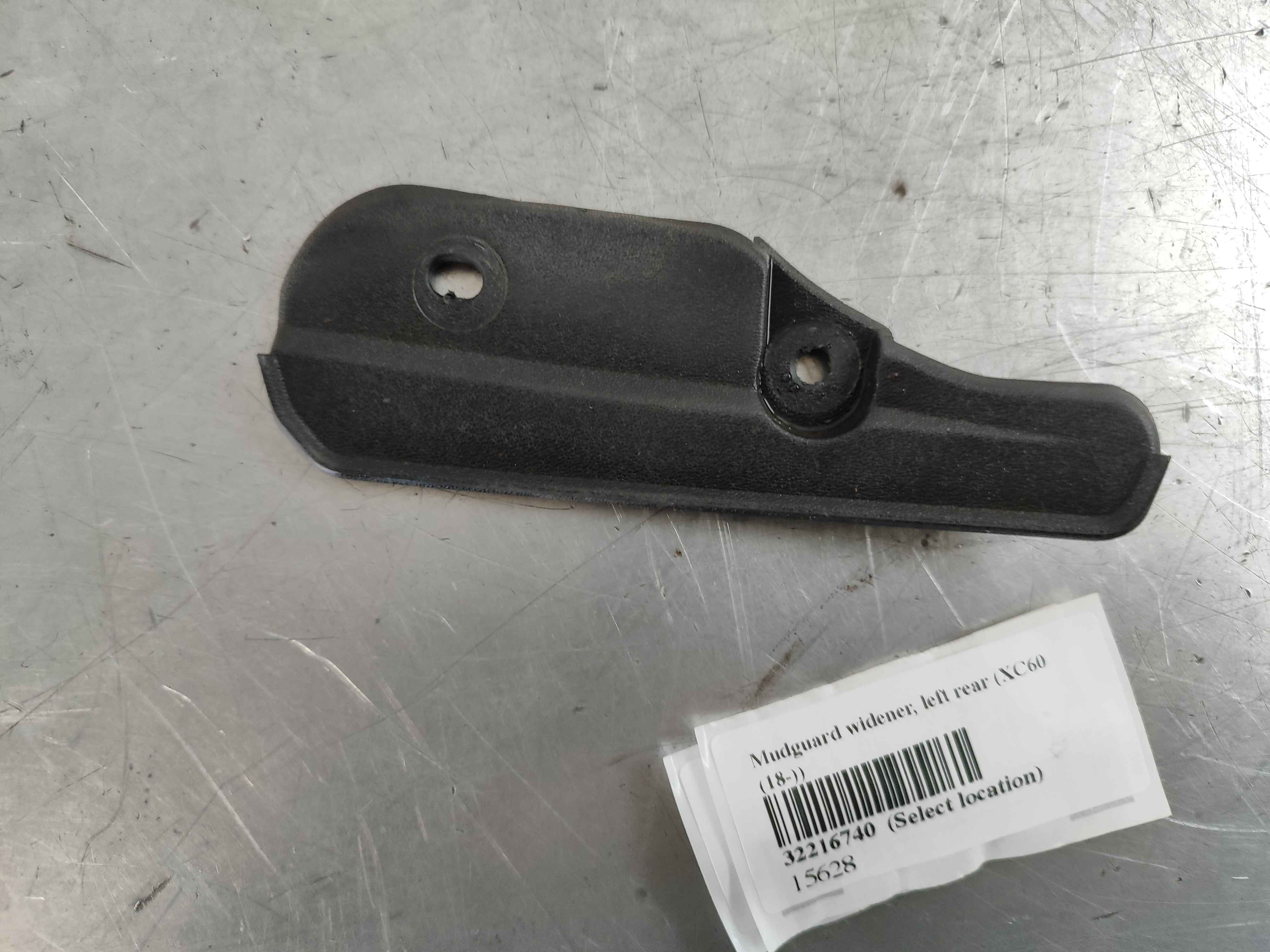 Mudguard widener, left rear (XC60 (18-))
