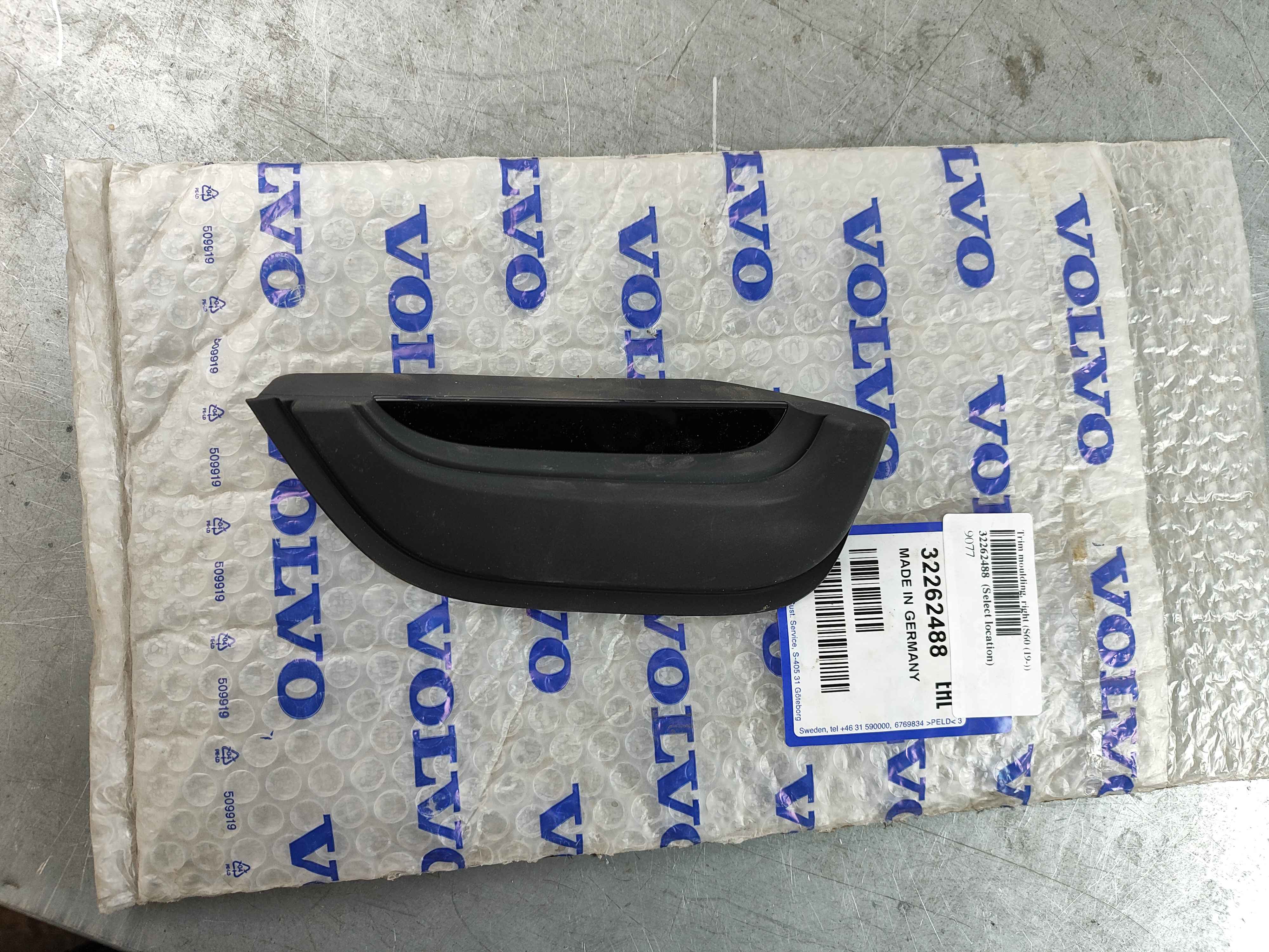 Trim moulding, right (S60 (19-))